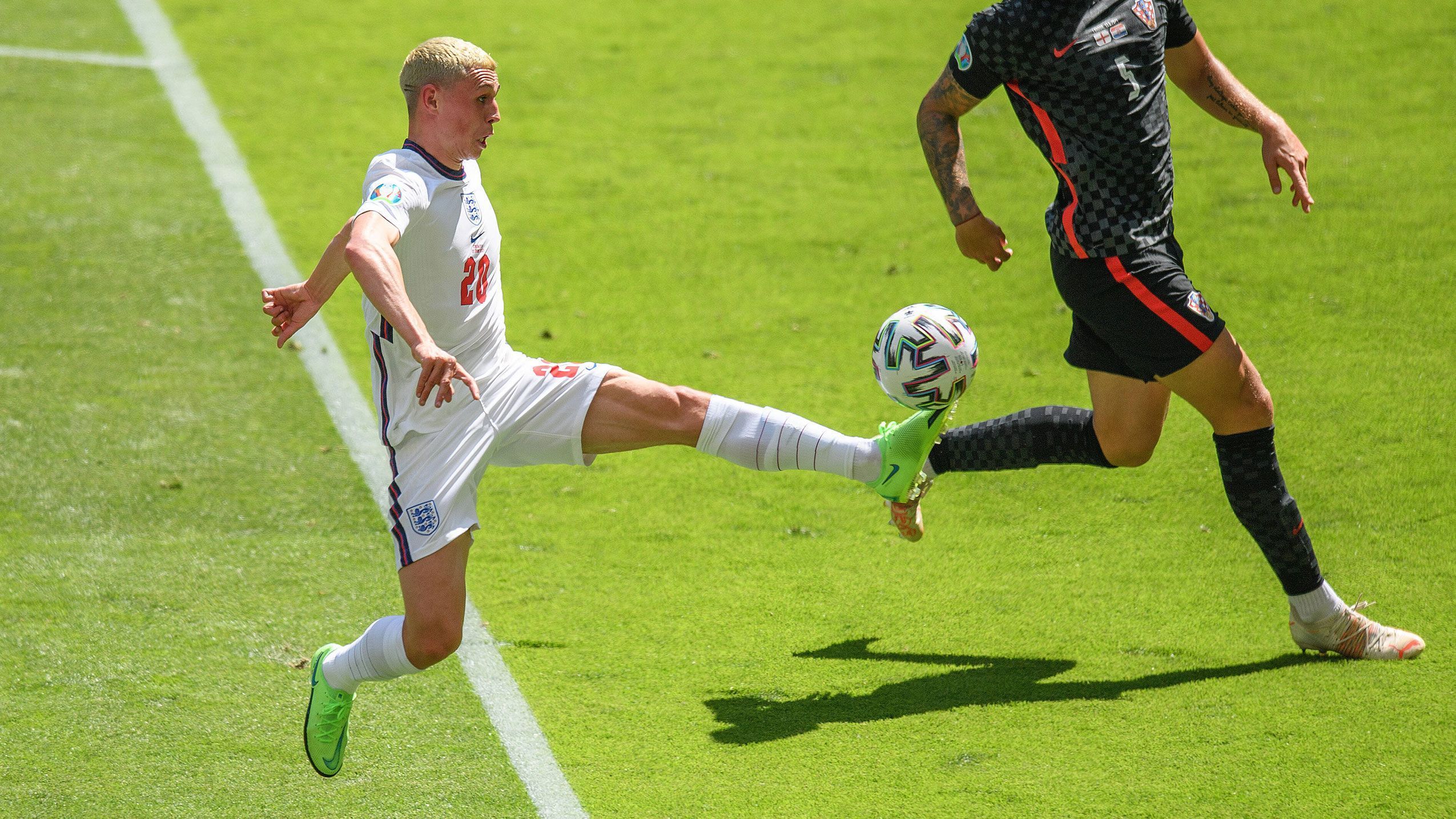 
                <strong>Phil Foden (England)</strong><br>
                Hat in der sechsten Minute die erste große Chance des Spiels, trifft aber per Schlenzer nur den Pfosten. Auch danach immer in Bewegung, wird viel gesucht und gefunden, sorgt immer mal wieder auch für Gefahr mit seinen Aktionen. Nimmt dann aber nach und nach ein wenig Tempo raus, ehe er in der 70. Minute schließlich Platz für Rashford macht. ran-Note: 3
              