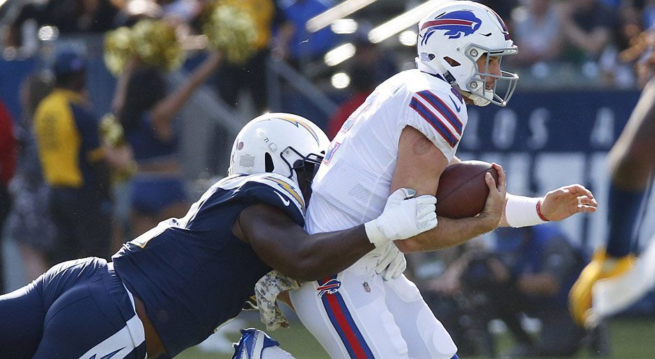 
                <strong>Nathan Peterman</strong><br>
                In insgesamt fünf Spielen kam der Backup-Quarterback von Tyrod Taylor in seiner ersten Saison zum Einsatz. In vier dieser Spiele gingen die Bills als Verlierer vom Platz. Das wohl schlimmste Spiel erlebte Peterman gegen die Los Angeles Chargers Mitte November. Head Coach Sean McDermott brachte den 23-Jährigen als Starter anstelle von Tyrod Taylor. Peterman warf fünf Interceptions und musste zur Halbzeit wieder für Taylor Platz machen. Peterman stellte an diesem Abend den Rekord für die meisten Interceptions bei einem Quarterback-Debüt ein. Der bisherige "Rekordhalter" Keith Null benötigte dafür aber 44 Pässe, Peterman lediglich 16. Tom Brady schaffte es zweimal, in einer ganzen Saison nicht mehr als fünf Interceptions zu werfen.
              