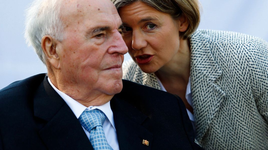 Helmut Kohl und seine Frau Maike Kohl-Richter. Jetzt wird der Witwe vorgeworfen, das Grab ihres Mannes zu vernachlässigen.