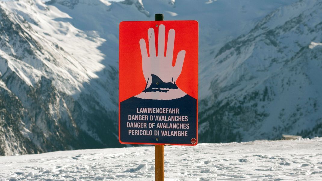 Bei einem Lawinenabgang in Österreich sind am Donnerstag mehrere Wintersportler verschüttet worden.