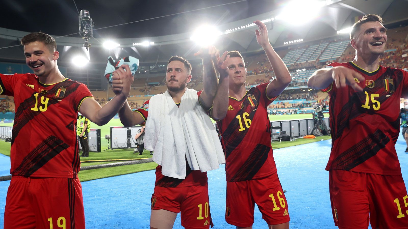 
                <strong>Platz 2: Belgien (nach Vorrunde: Platz 2)</strong><br>
                Den Europameister haben die Belgier schon aus dem Turnier gekegelt. Dank des fulminnanten Schusses von Thorgan Hazard endete das mit Spannung erwartete Spiel gegen Portugal mit 1:0. Allerdings blieben die hochbegabten "Roten Teufel" im Vorwärtsgang vieles schuldig. Und somit gehen sie als Außenseiter in den Kracher unter den Viertelfinals, das Duell am Freitag (ab 21 Uhr im Liveticker auf ran.de) in München gegen Italien.
              