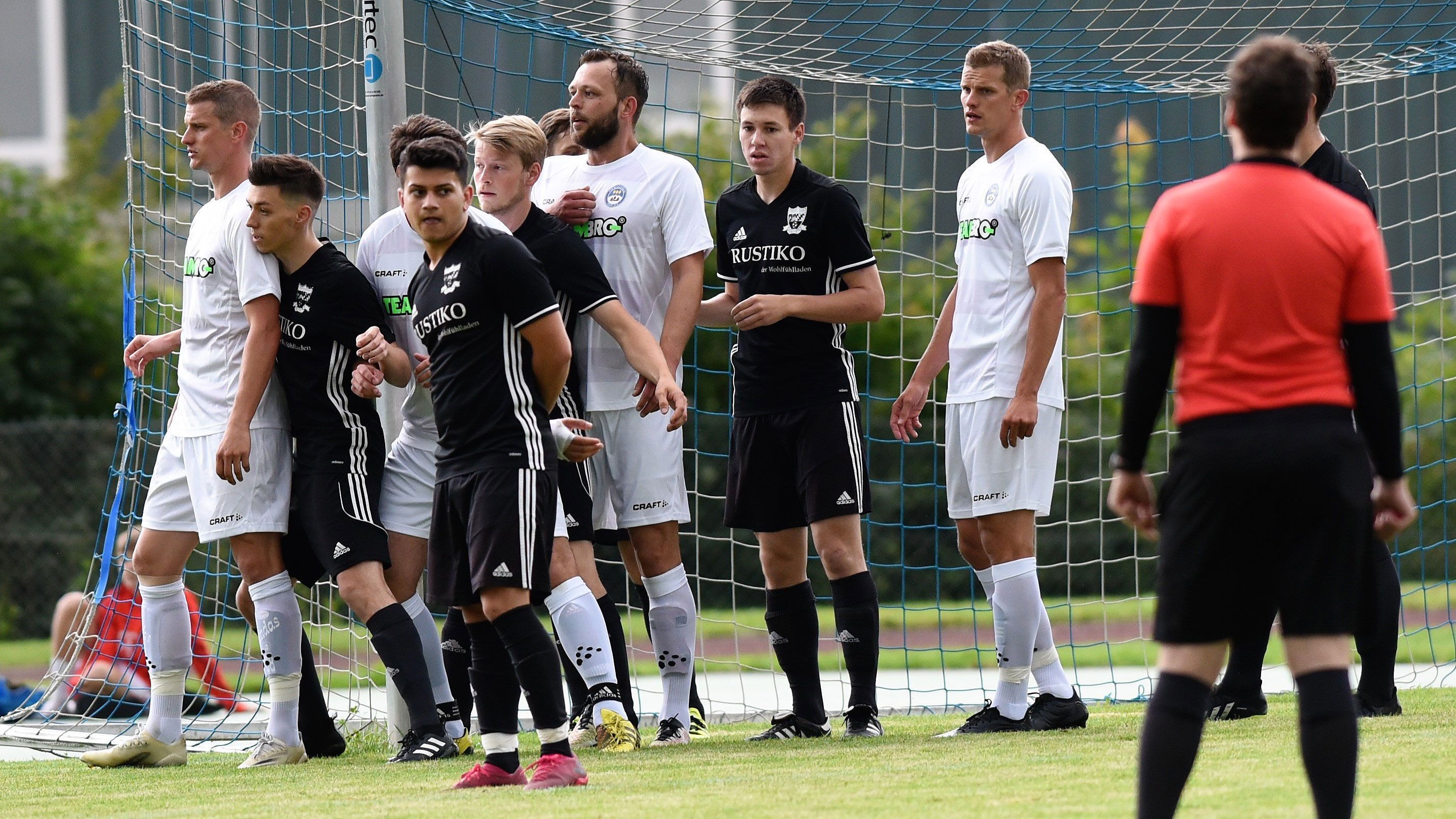 
                <strong>Kein Platz für die Gegenspieler</strong><br>
                Mit den Benders kommt kommt die geballte Bundesliga-Erfahrung nach Brannenburg, gemeinsam kommen Lars und Sven auf 521 Spiele in Deutschlands Oberhaus. Dass bei Standardsituationen der Gegner nicht aus den Augen gelassen werden darf, wissen die ehemaligen Nationalspieler natürlich.
              