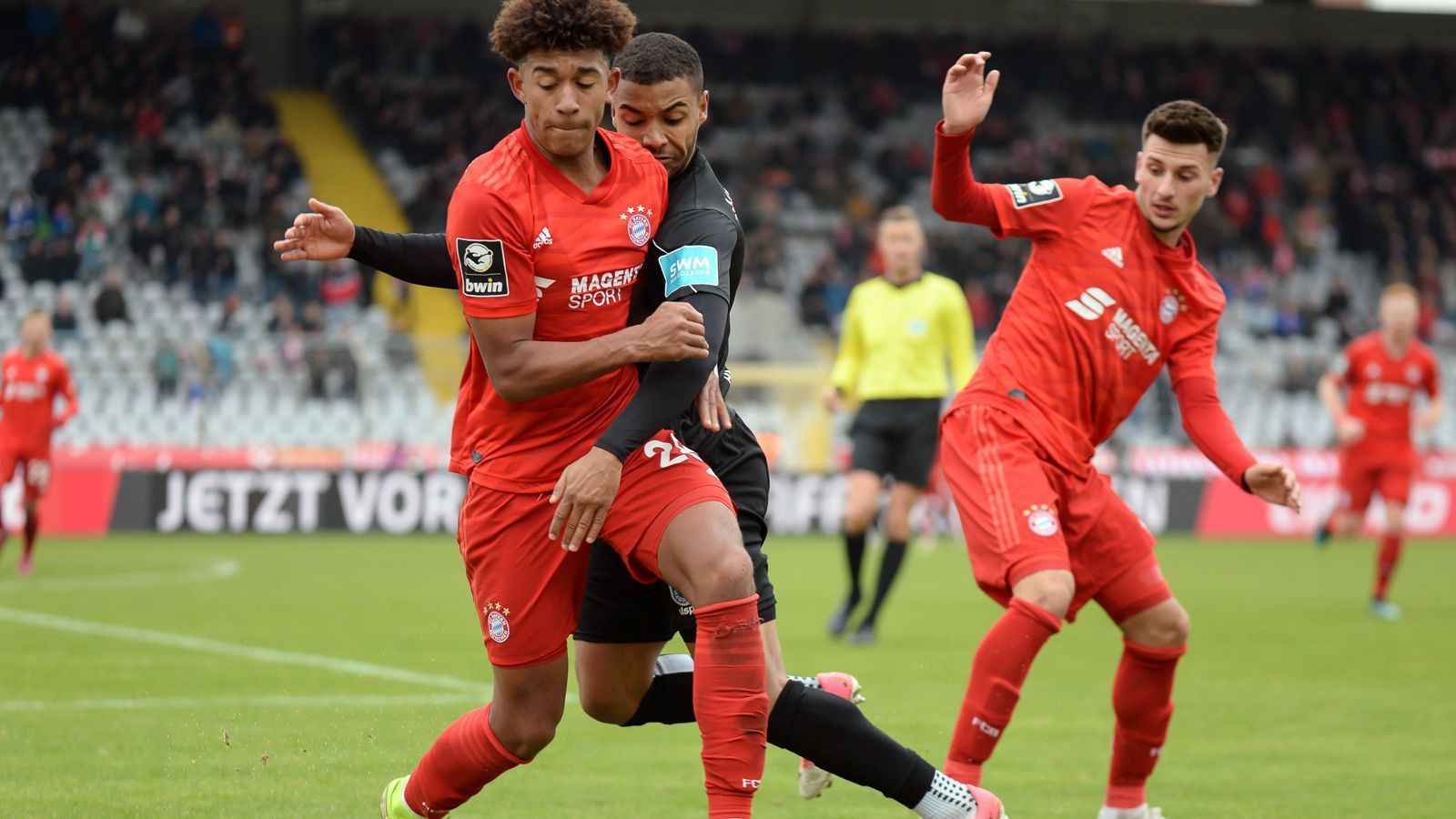 
                <strong>Chris Richards und Leon Dajaku</strong><br>
                Bayern-Coach Flick verhalf in seiner bislang noch recht kurzen Amtszeit schon einigen Talenten der Münchner zu ihren Pflichtspiel-Debüts bei den Profis, so auch dem US-Amerikaner Chris Richards (li.). Der 20-jährige US-Amerikaner war bei der zweiten Mannschaft des Rekordmeisters auf dem Weg zum Drittliga-Meistertitel ein Leistungsträger, spielte dabei vorwiegend auf der rechten Defensivseite. Und: Auch Richards kam im Saisonfinish zu seinem Bundesliga-Debüt unter Flick. Setzt sich die positive Entwicklung des in Alabama geborenen Talents durch eine mögliche Berücksichtigung für die Champions League weiter fort? Oder setzt Flick gar auf Leon Dajaku (re.)? Der Offensivspieler könnte laut dem "Kicker" mittelfristig wohl zum Rechtsverteidiger umgeschult werden, um dann als Alternative zu Pavard zu fungieren. Nimmt dieser angebliche Plan durch die Pavard-Verletzung nun ungewohnt schnell Fahrt auf? Eher unwahrscheinlich, aber bei Jugendförderer Flick wohl nicht komplett ausgeschlossen.
              