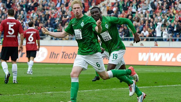 
                <strong>Mittelfeld: Kevin de Bruyne</strong><br>
                Mittelfeld: Kevin de Bruyne. Hätte Werder Bremen Kevin de Bruyne behalten, wären eher internationale Plätze als der Abstiegskampf ein Thema. In der Saison 2012/13 lieh Werder den Belgier vom FC Chelsea aus. Schnell avancierte der Rotschopf zum  wichtigsten Spieler, in 33 LIgaspielen schoss der Mittelfeldspieler starke zehn Tore. Das weckte auch das Interesse anderer Bundesligisten, doch der damalige "Blues"-Trainer Jose Mourinho holte de Bruyne zurück. Da die Konkurrenz an der Stamford Bridge allerdings zu groß war, flüchtete de Bruyne im Januar 2014 zum VfL Wolfsburg. In der VW-Stadt war der Mittelfeldspieler wieder der unumstrittene Star und Führungsspieler. Seit dem vergangenen Sommer und seinem Wechsel für 74 Millionen Euro zu Manchester City darf sich "KdB" als teuerster Bundesligaspieler aller Zeiten bezeichnen.
              