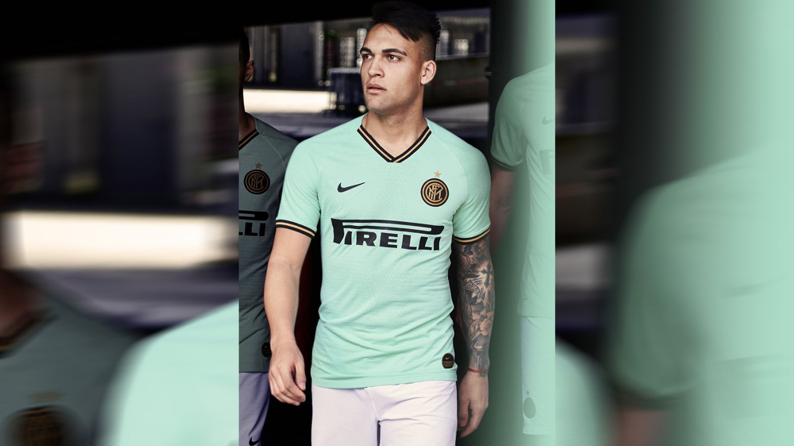 
                <strong>Inter Mailand</strong><br>
                Das Auswärtstrikot von Inter Mailand für die Saison 2019/20 wurde in Aquamarin gestaltet. Die Farbe wurde in Anlehnung an die Kostbarkeit und Eleganz Mailand ausgewählt, wie der Verein auf der Homepage erklärte. Komplettiert wird Inters Auswärts-Outift durch weiße Hosen und halb-grünen, halb-weißen Stutzen.
              