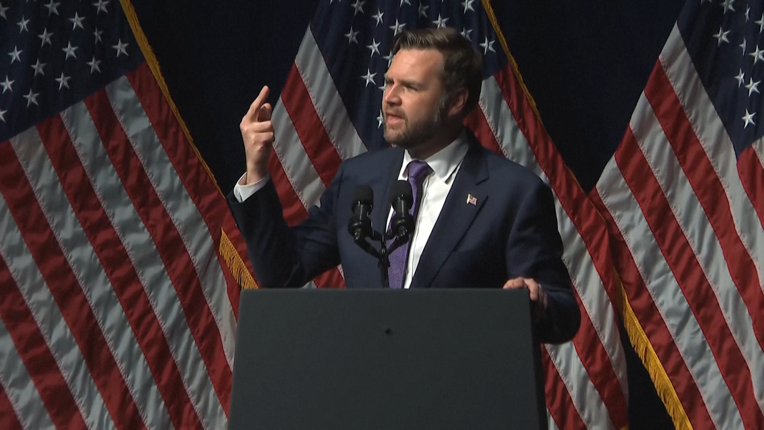 Während er über die politische Kultur in Washington sprach, hob JD Vance den Mittelfinger.