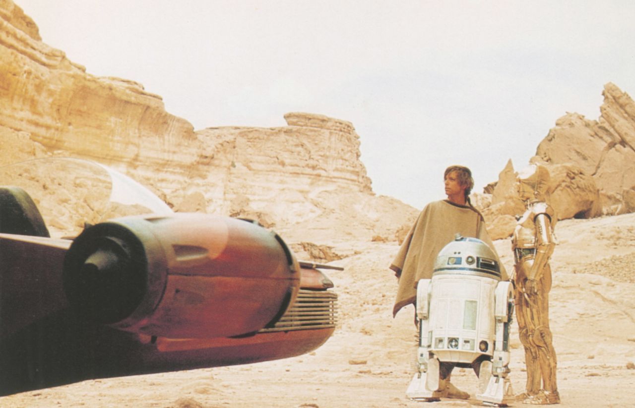 R2-D2 und C-3PO aus "Star Wars" sind seit 1977 wohl das berühmteste Roboter-Duo Hollywoods. R2-D2 wurde teilweise ferngesteuert, dann wieder schlüpften die Schauspieler Kenny Baker und Jimmy Vee in die Konstruktion. Der Droide C-3PO wurde von Anthony Daniels dargestellt. Durch die Maske war seine Stimme nicht zu verstehen, und er musste seine Texte später nachsprechen.