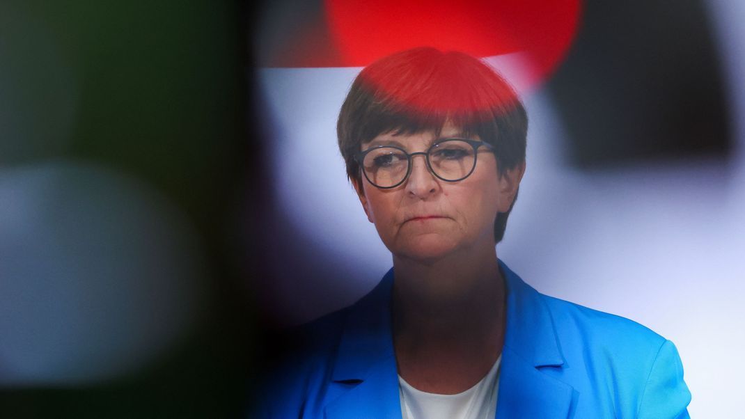 SPD-Chefin Saskia Esken muss sich mit der Wahlschlappe ihrer Partei auseinandersetzen.