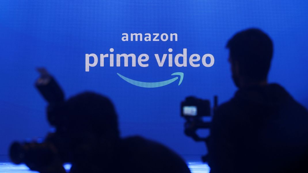 Medienvertreter stehen vor einem Amazon-Prime-Video-Logo während einer Veranstaltung zum Start von Amazon Prime Video India in Mumbai, Indien.