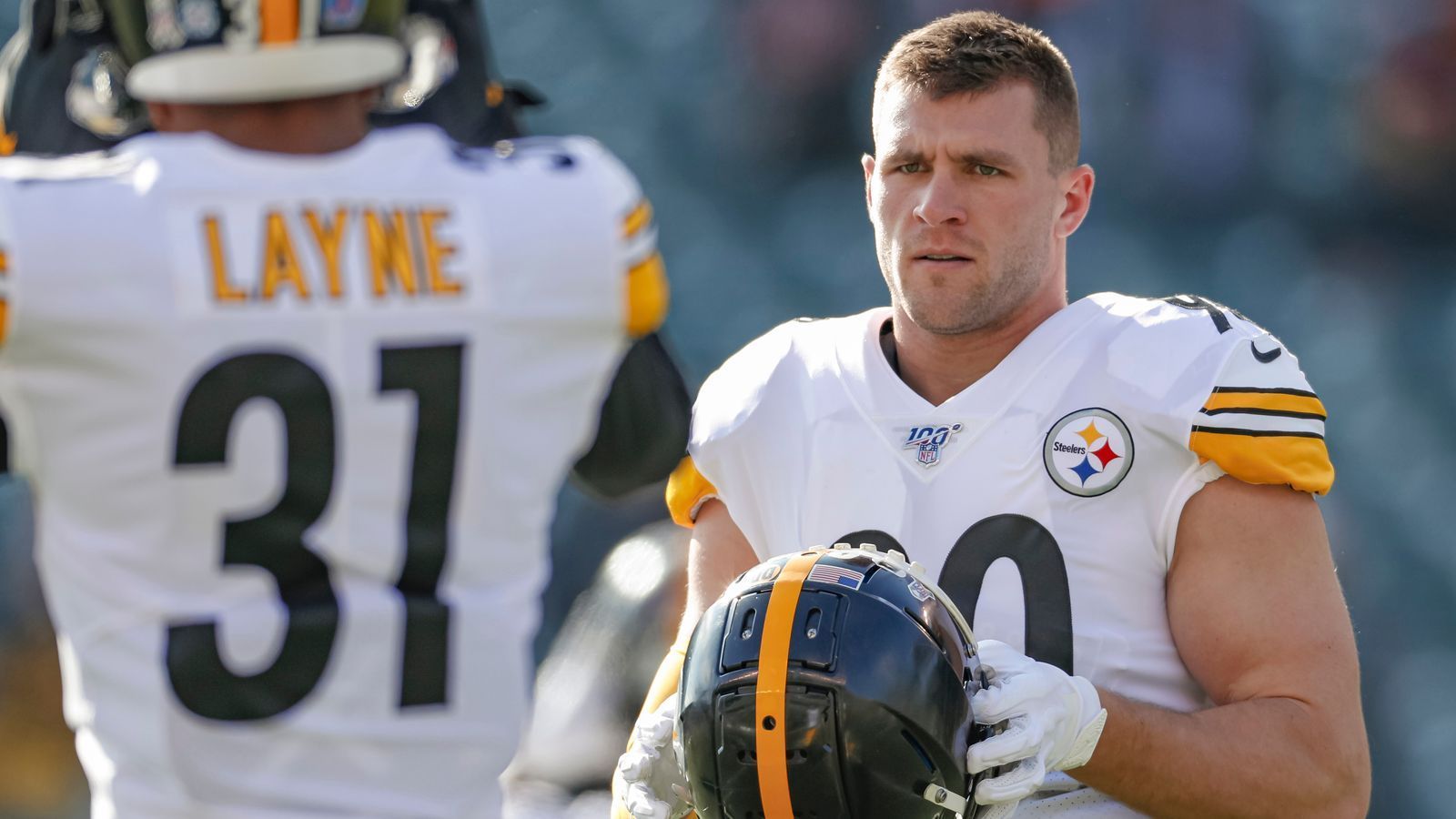 
                <strong>Pittsburgh Steelers - Was wird aus T.J. Watt?</strong><br>
                Der beste Verteidiger der Pittsburgh Steelers trainierte wenige Tage vor dem ersten Spiel gegen die Buffalo Bills (am Sonntag ab 19 Uhr live auf ran.de) nicht mit der Mannschaft und fordert einen Vertrag, den ihm die Steelers noch nicht geben wollen. Zwar stieg er am Mittwoch wieder ins Mannschaftstraining ein, ein Deal konnte jedoch noch nicht vermeldet werden. Werden sich die Parteien nicht einig, stehen komplizierte Entscheidungen bevor. Finden die Steelers noch eine befriedigende Lösung?
              