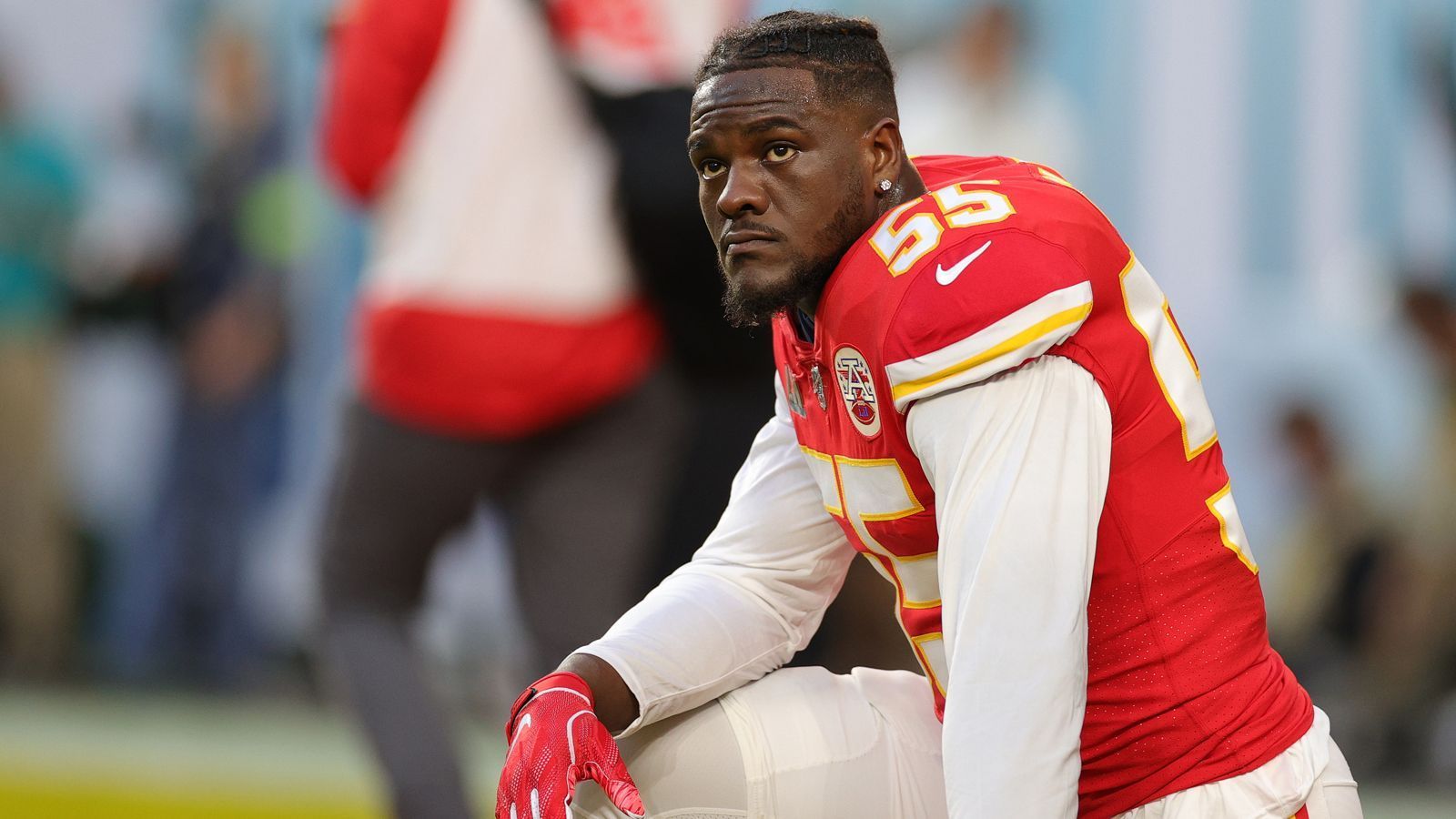 
                <strong>Frank Clark - (Defensive End - Kansas City Chiefs)</strong><br>
                Frank Clark spielt zwar eine - für seine Verhältnisse - statistisch magere Saison, dass er jedoch das Zeug dazu hat, in den ganz großen Spielen entscheidende Plays zu machen, hat er im letzten Jahr mit seinem spielentscheidendem Sack gegen Jimmy Garoppolo im Super Bowl bewiesen. Dieses Jahr kommt er auf sechs Sacks, seine bislang schwächste Regular-Season-Ausbeute - abgesehen von seinem Rookie-Jahr bei den Seahawks. Sorgt er am Ende wieder für einen entscheidenden Quarterback-Hit, wird es ihm und den Chiefs egal sein.  
              