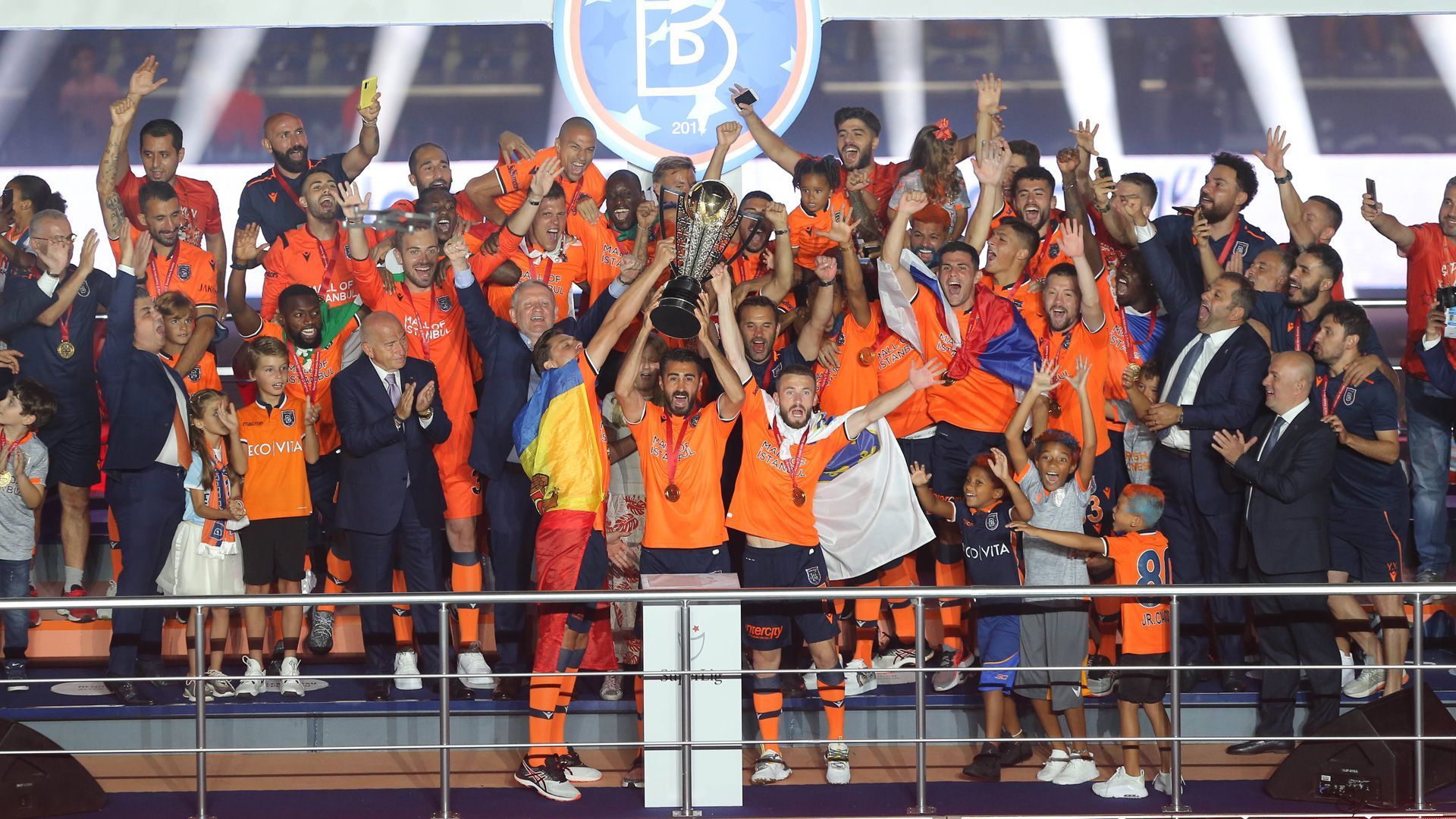 
                <strong>Basaksehir FK (Türkei)</strong><br>
                Durch den ersten Meistertitel der Vereinsgeschichte qualifizierte sich Basaksehir FK für die Champions League 2020/21, zudem durchbrach der Erdogan-Klub auch einen zehnjährigen Bann in der türkischen Liga. Zum ersten Mal seit einem Jahrzehnt heißt der Titelträger weder Galatasaray noch Fenerbahce oder Besiktas.
              