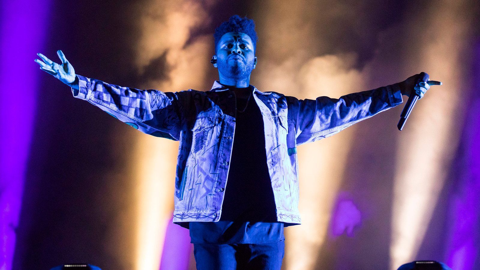 
                <strong>Halftime Show: "The Weeknd"</strong><br>
                "Wir alle wachsen damit auf, die größten Acts der Welt beim Super Bowl spielen zu sehen", erklärte der R'n'B- und HipHop-Künstler stolz nach seiner Ernennung zum berühmtesten Pausenfüller der Welt. Mit "Blinding Lights" verzeichnete der 30 Jahre alte Kanadier einen der erfolgreichsten Songs des vergangenen Jahres und tritt in Tampa Bay in die Fußstapfen von Stars wie Maroon 5, Beyonce und Lady Gaga. "Man kann nur davon träumen, in dieser Position zu sein", schwärmt der Star: "Ich fühle mich geehrt, demütig und aufgeregt im Zentrum dieser berühmten Bühne zu stehen."
              