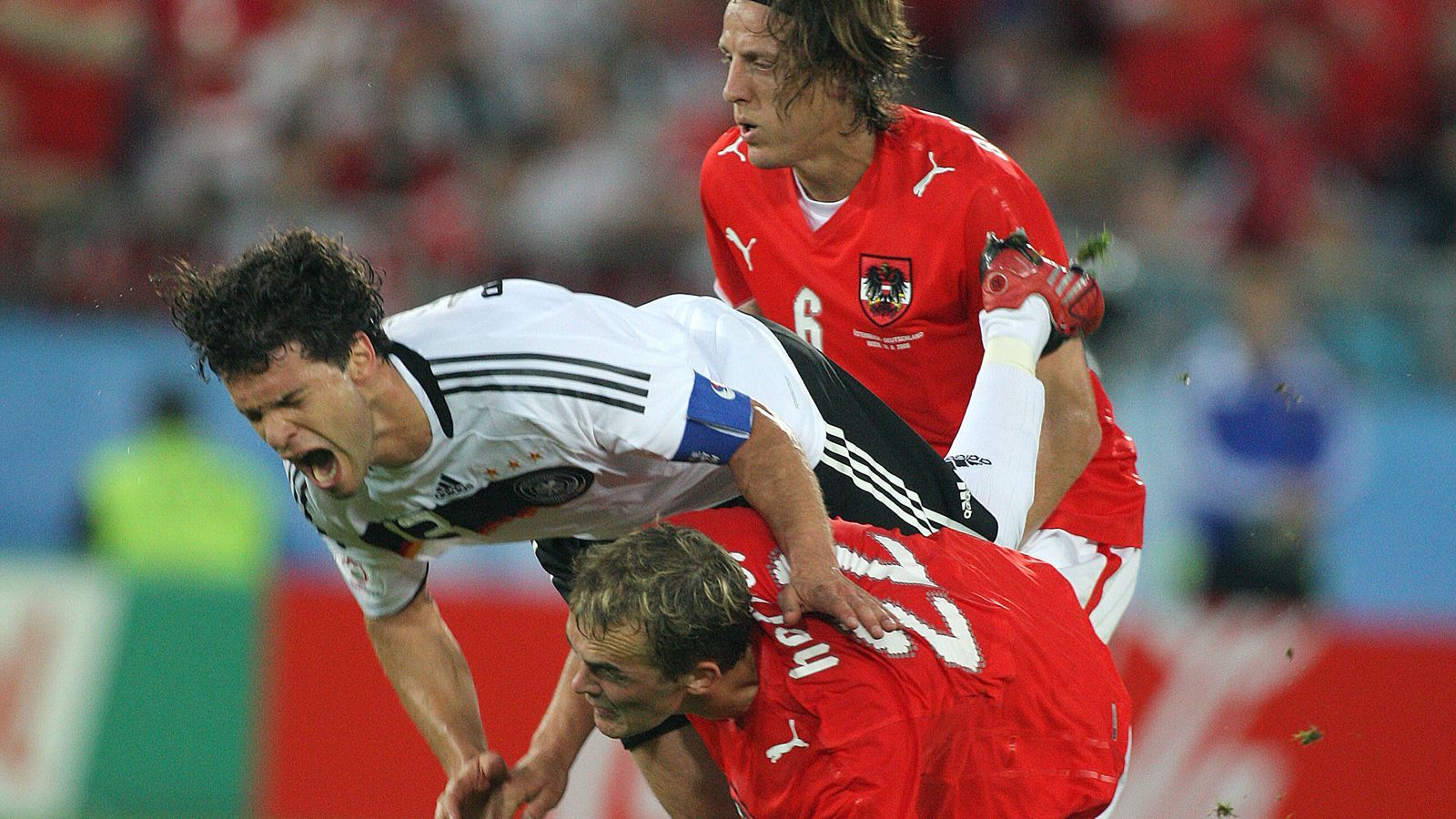 <strong>Österreich scheidet bei der Heim-EM 2008 aus</strong><br>Nach der "Schande von Gijon" gab es 26 Jahre lang kein einziges Pflichtspiel zwischen den beiden Nachbarländern. Doch das lange Warten hatte sich gelohnt, im letzten Gruppenspiel der EM 2008 in Österreich und der Schweiz trafen Deutschland und Österreich aufeinander.