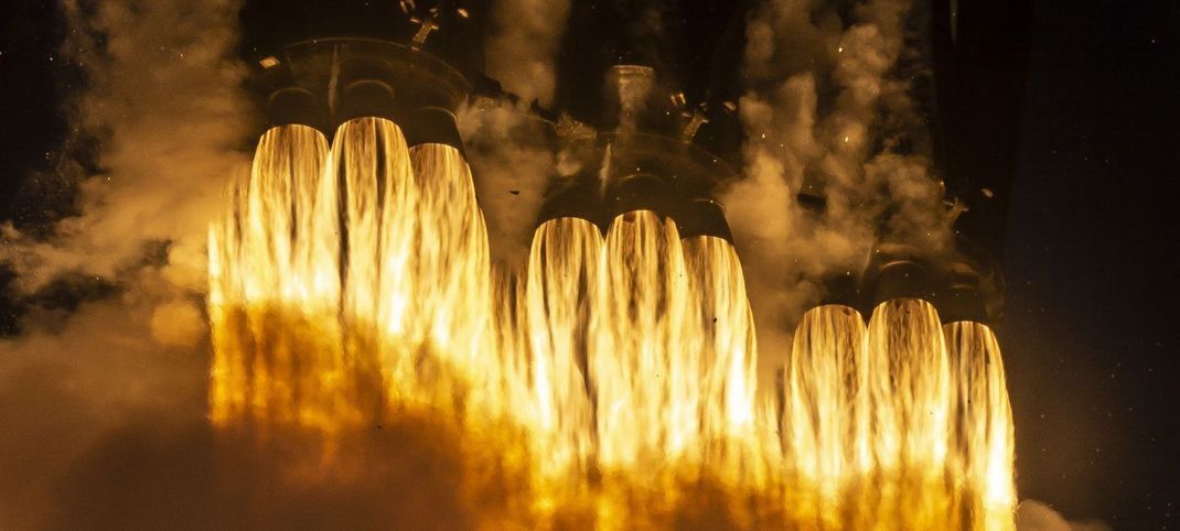 Die laufenden Triebwerke der Falcon Heavy-Rakete sehen beeindruckend aus, könnten aber nur ein kleines Raumschiff (oder einen der Tesla-Sportwagen von SpaceX-Chef Elon Musk) zum Mars schicken.