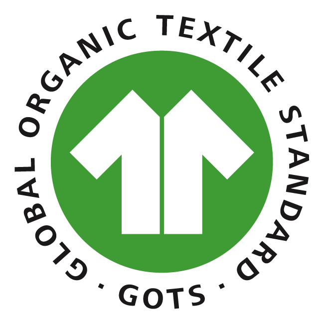 Das GOTS-Siegel (Global Organic Textile Standard) garantiert, dass die Baumwolle aus mindestens 70 Prozent Naturfasern aus kontrolliert biologischer Landwirtschaft besteht. Neben den ökologischen werden auch soziale Standards entlang der textilen Lieferkette eingehalten.