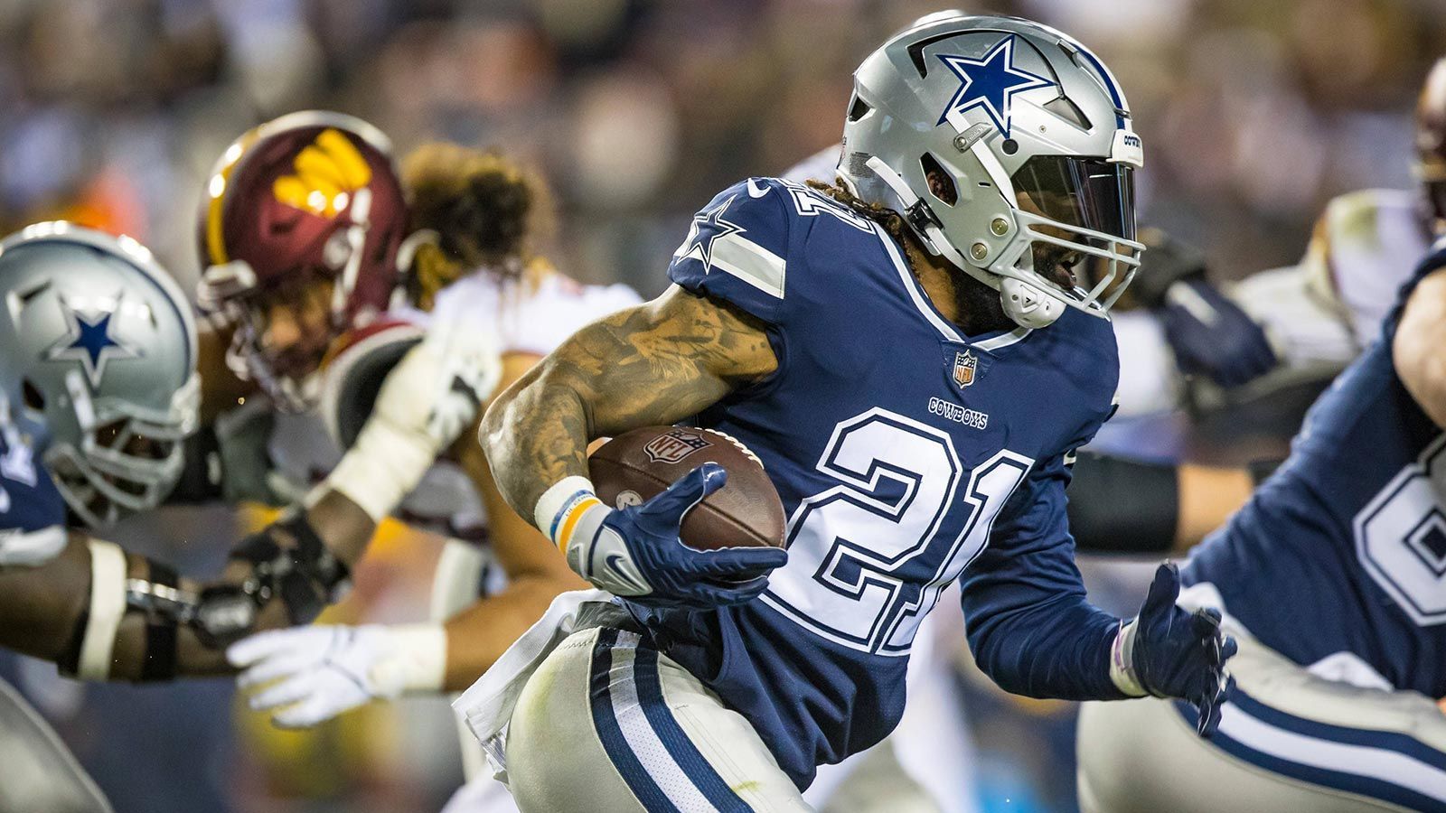 
                <strong>Platz 4: Ezekiel Elliott</strong><br>
                &#x2022; Rushing Touchdowns: 68<br>&#x2022; Aktuelles Team: Free Agent<br>&#x2022; Letztes Team: Dallas Cowboys<br>&#x2022; In der NFL seit: 2016<br>
              