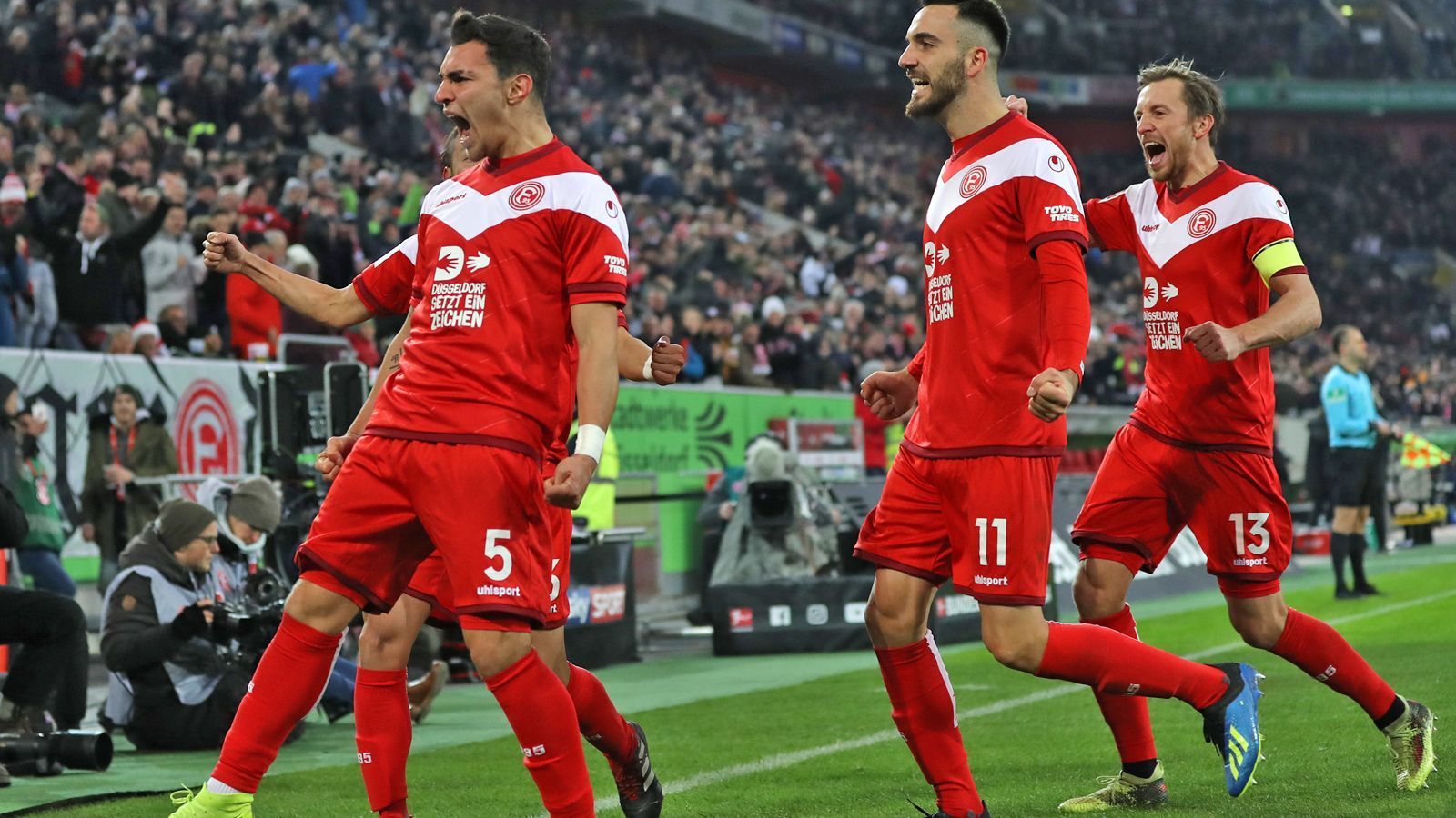 
                <strong>4. Fortuna Düsseldorf</strong><br>
                Neben dem zweiten Aufsteiger 1. FC Nürnberg galt Fortuna Düsseldorf als sicherer Abstiegskandidat. Lange sah das auch so aus, an fünf Spieltagen waren sie Tabellenletzter. Aber: Düsseldorfs Trend macht Hoffnung. In den vergangenen drei Spielen sammelte das Team von Trainer Friedhelm Funkel mit drei Siegen die Hälfte aller Hinrunden-Punkte (18 insgesamt). Einen Sieg davon gab es gegen den BVB. Auch gegen den FC Bayern hielt sich der Aufsteiger tapfer und erkämpfte sich ein 3:3.  Sturm-Talent Dodi Lukebakio zeigte mit drei Toren seine ganze Stärke. Aufgeben sieht anders aus.
              