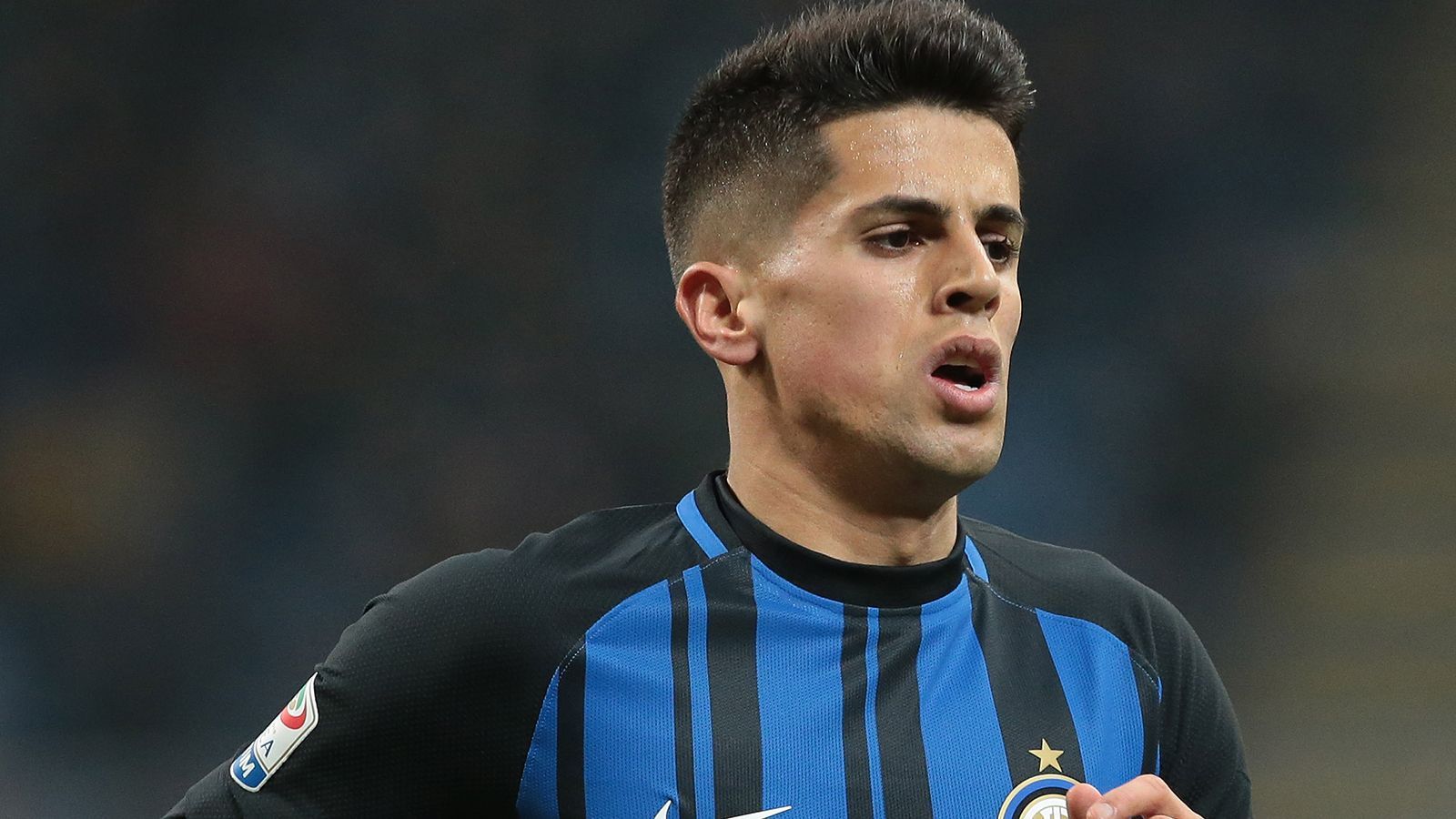 
                <strong>Joao Cancelo (Zugang Juventus Turin)</strong><br>
                Juventus Turin hat mit Joao Cancelo den zweitteuersten Verteidiger der Vereinsgeschichte verpflichtet. Die "Alte Dame" überweist für den Portugiesen 40,4 Millionen Euro an den FC Valencia. Teurer war nur Lilian Thuram, der die Turiner 2001 41,5 Millionen Euro gekostet hatte. Cancelo war in der vergangenen Saison an Inter Mailand ausgeliehen, schaffte den Sprung in den WM-Kader der Portugiesen allerdings nicht.
              