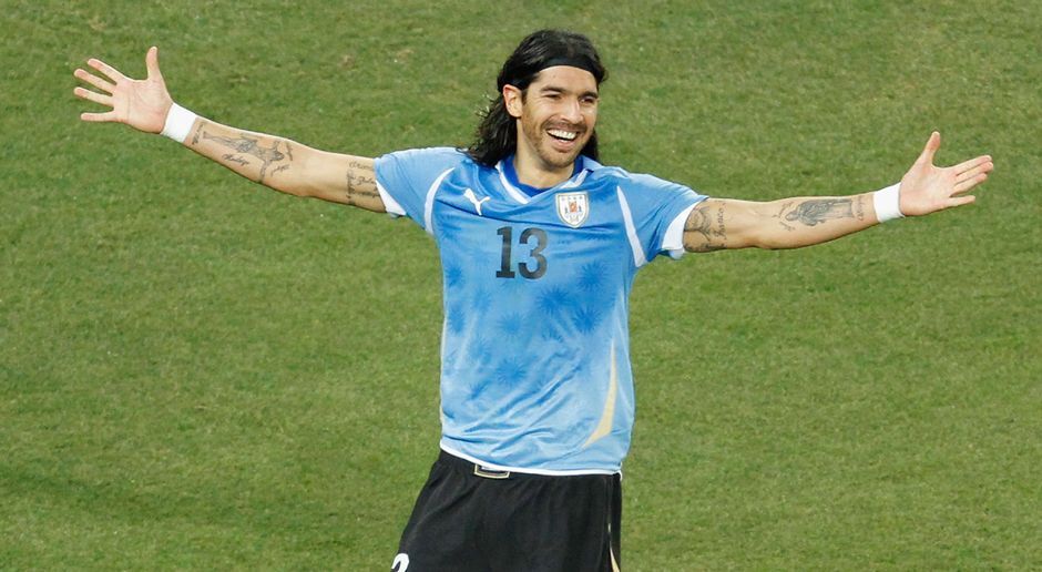 
                <strong>Sebastian Abreu</strong><br>
                Sebastian Abreu hält den Weltrekord im Wechseln: 28 Transfers, 23 verschiedene Klubs und neun unterschiedliche Länder innerhalb von 22 Jahren - das macht ihm so schnell kein anderer Profi nach. Mittlerweile ist der Stürmer 40 Jahre alt. Ob Abreu selbst gerade weiß, wo er spielt?
              