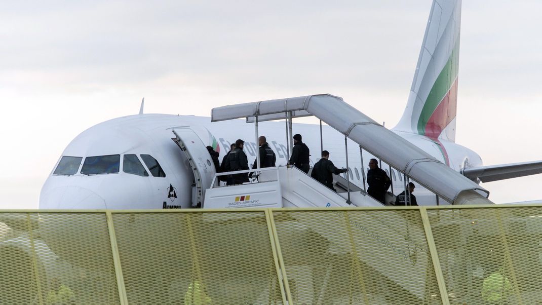 Archiv: Abgelehnte Asylbewerber steigen am Baden-Airpark im Rahmen einer landesweiten Sammelabschiebung in ein Flugzeug.