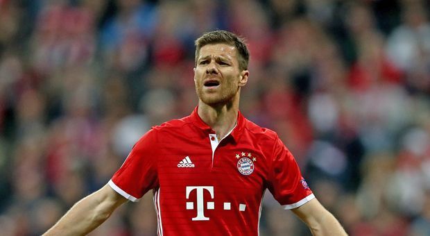 
                <strong>Xabi Alonso (FC Bayern München)</strong><br>
                Fängt viele Bälle durch sein Stellungsspiel ab. Nimmt sich im Spielaufbau etwas raus. Überlässt dies Thiago. Zeigt dabei aber auch einige Ungenauigkeiten. Muss nach Javis Platzverweis aus taktischen Gründen runter. ran-Note: 4
              