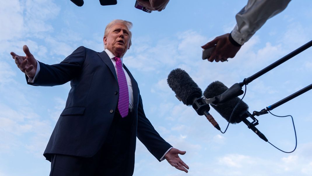 Präsident Donald Trump spricht mit Reportern.