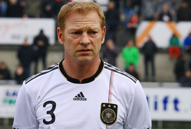 
                <strong>Jörg Albertz</strong><br>
                Einen wie Jörg Albertz könnten sie in Hamburg heute gut gebrauchen. Insgesamt 127 Liga-Spiele bestritt er für den HSV, war Publikums-Liebling bei den Glasgow Rangers und wechselte am Ende seiner Karriere nach China, wo er 2003 Fußballer des Jahres wurde.
              