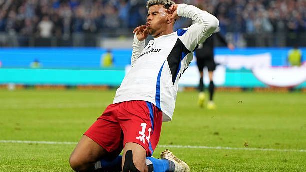 <em><strong>Ransford Königsdörffer (Hamburger SV)</strong><br>Dem Hamburger SV droht ein weiterer herber Verlust - nach Davie Selke und Ludovit Reis steht nun wohl mit Ransford Königsdörffer ein weiterer Aufstiegsheld vor dem Abgang. Laut einem Bericht von Fabrice Hawkins ist sich der Stürmer mit OGC Nizza einig. Dem Transferexperten zufolge steht er kurz vor einer Unterschrift bei dem Ligue-1-Klub. Zwischen den beiden Vereinen soll eine Einigung kurz vor dem Abschluss stehen. Die Ablöse für den 23-Jährigen beläuft sich wohl auf knapp sechs Millionen Euro.</em>