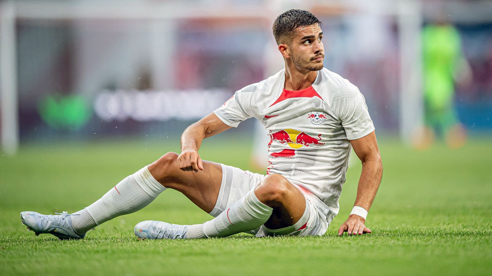 
                <strong>Andre Silva</strong><br>
                Gibt nach seiner Einwechslung den Mittelstürmer für Nkunku, der eine Position nach hinten rückt. Zeigt sich direkt präsent und wuchtet nach Ecke den Ball per Kopf an den Querbalken - fast glückt ihm der Traumeinstand. Auch sonst macht sich seine Wucht im Spiel nach vorne bemerkbar - so geht Eigenwerbung für den ersten Bundesliga-Spieltag. ran-Note: 3
              