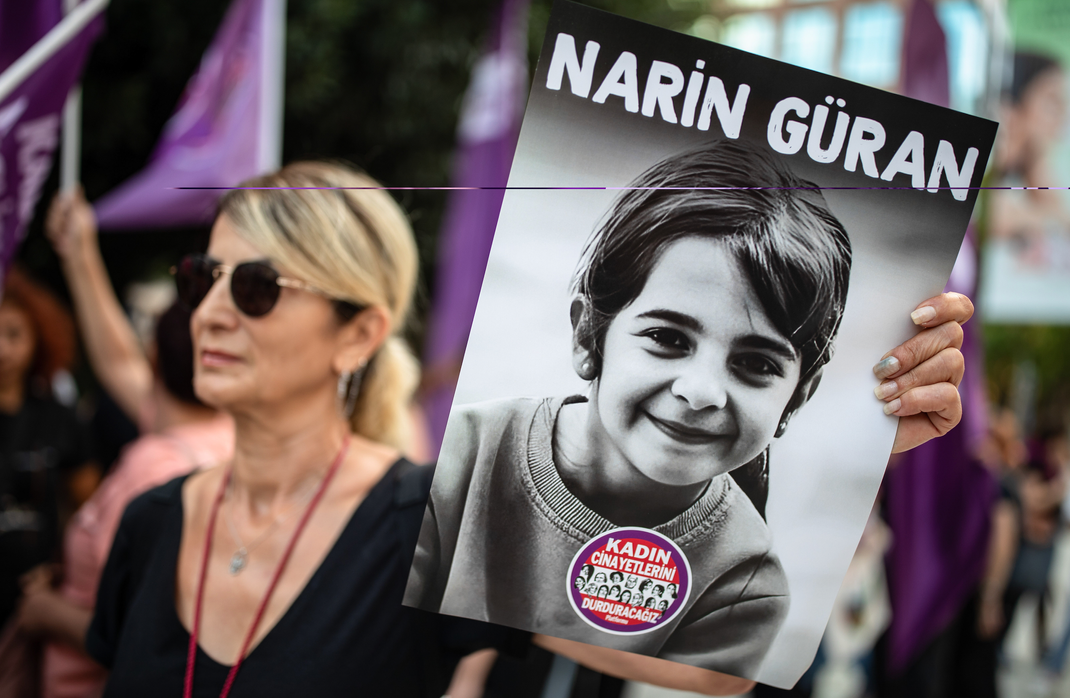 Eine Demonstrantin in Istanbul zeigt ein Plakat mit einem Foto von Narin Güran.