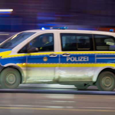 Bei einem Polizeieinsatz haben Einsatzkräfte einen Mann in seiner Wohnung angeschossen und dabei tödlich verletzt. 