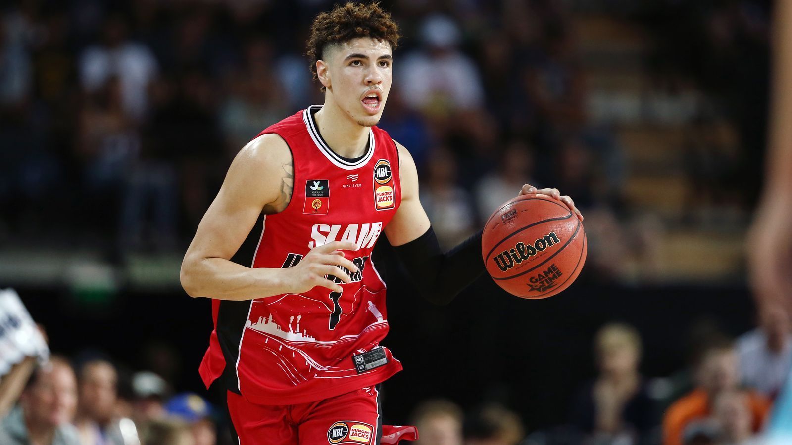 
                <strong>LaMelo Ball: Aufstieg in Australien</strong><br>
                Ball wusste in "Down Under" zu überzeugen. Bei seinem Debüt in der Preseason kam der Guard auf 19 Punkte, 13 Assists und sieben Rebounds. In insgesamt zwölf Spielen legte "Melo" zwei Triple Double auf. Er begeisterte die Zuschauer mit seinen kreativen Pässen und wirkte insgesamt wie ein reiferer Spieler, der seltener dem Impuls nachgab, weit hinter der Dreierlinie Würfe zu nehmen. Scouts waren vor allem von seiner Spielintelligenz und seinem variablen Korbabschluss beeindruckt. Korbleger, Dreier, Floater - LaMelo zeigte sich als ein kompletter und vielseitiger Scorer. Lediglich seine Effizienz war ausbaufähig: Der 19-Jährige verwandelte nur 37 Prozent seiner Würfe aus dem Feld und 25 Prozent von der Dreierlinie. Dennoch sahen die meisten Experten das Potenzial zum Nummer-1-Pick. Eine Verletzung beendete LaMelos Saison in der NBL frühzeitig. In zwölf Spielen erzielte der jüngste Ball-Bruder im Schnitt 17 Punkte, 7,4 Rebounds und 6,8 Assists. Er wurde zum Rookie of the Year gewählt. 
              