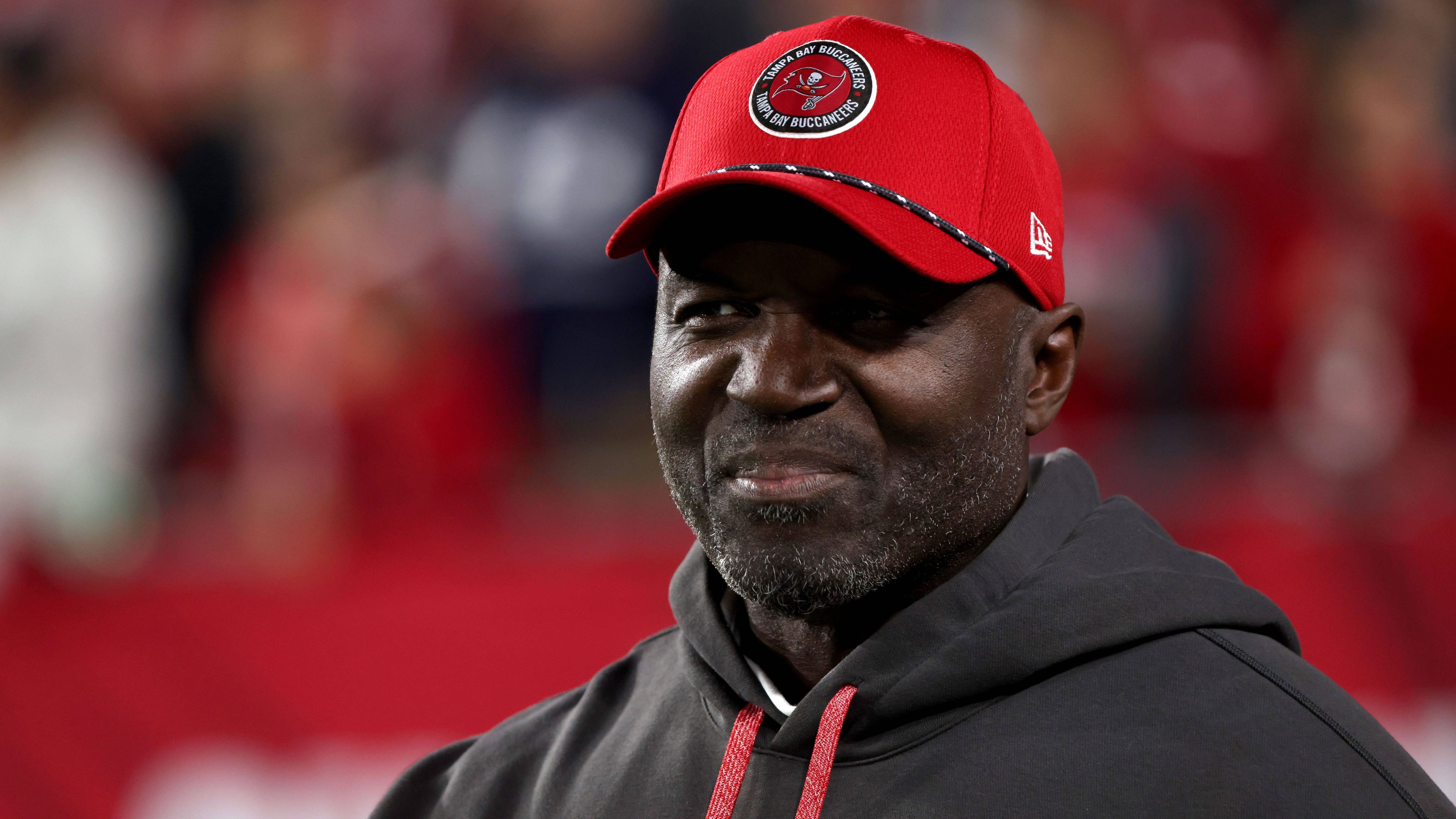 <strong>Todd Bowles (Tampa Bay Buccaneers)<br> </strong>In allen drei Spielzeiten unter Todd Bowles gewannen die Buccaneers die NFC South und zogen in die Playoffs ein. Das hört sich eigentlich gut an, allerdings ist die NFC South auch die wohl schwächste Division in der NFL. In seiner Zeit als Defensive Coordinator formte Bowles die Defensive, die 2020 den Super Bowl gewann. Dass nun unter ihm als Head Coach ausgerechnet die Abwehr schwächelt, wird ihm häufig vorgeworfen. Auch Bowles braucht eine gute Saison, um alle Zweifel zu beseitigen.