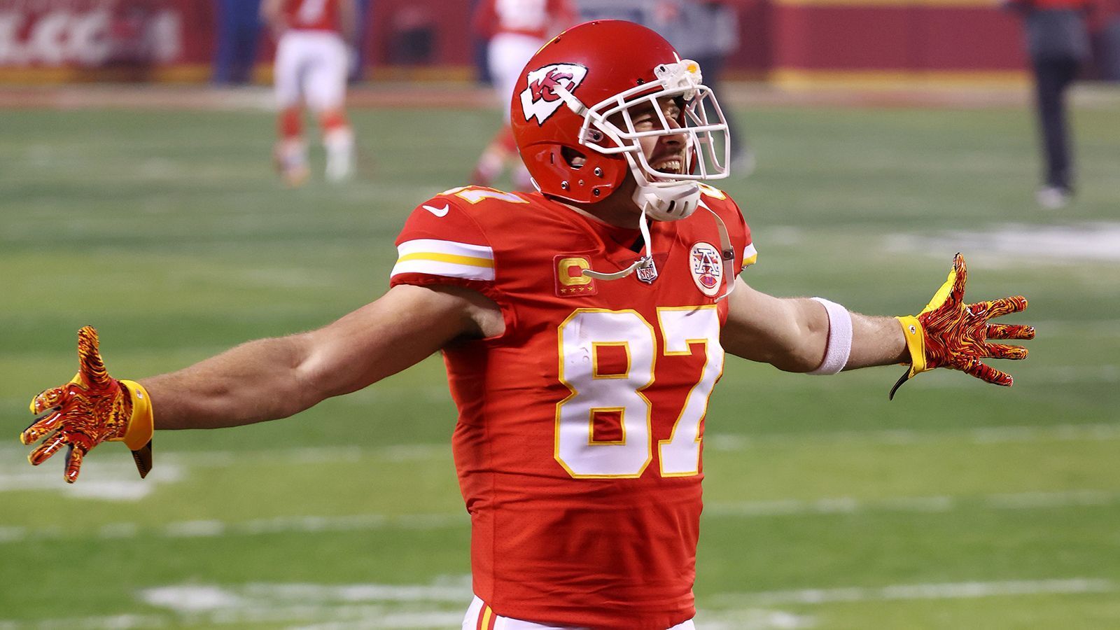 
                <strong>Travis Kelce bricht "Gronk"-Rekord: Jetzt steigt das direkte Duell</strong><br>
                Es war eines seiner besten Spiele in dieser Saison und Travis Kelve, der Tight End der Kansas City Chiefs, beweist mal wieder, dass er der derzeit Beste der Liga auf seiner Position ist, vielleicht sogar der Beste aller Zeiten. Beim Sieg gegen die Buffalo Bills gelangen dem 31-Jährigen 13 Catches (bei 15 Versuchen) und damit die meisten, die ein Spieler in einem Championship Game jemals gefangen hat. Außerdem stieg die Zahl der Receiving Yards bei Kelce auf insgesamt 1.643 Yards in dieser Saison. Bisher hielt Rob Gronkowksi diesen Rekord mit 1.585 Yards in der Saison 2011/12 mit den New England Patriots. Im Super Bowl treten beide nun im direkten Duell gegeneinander an: Kelce und die Chiefs gegen "Gronk" und die Tampa Bay Buccaneers. 
              