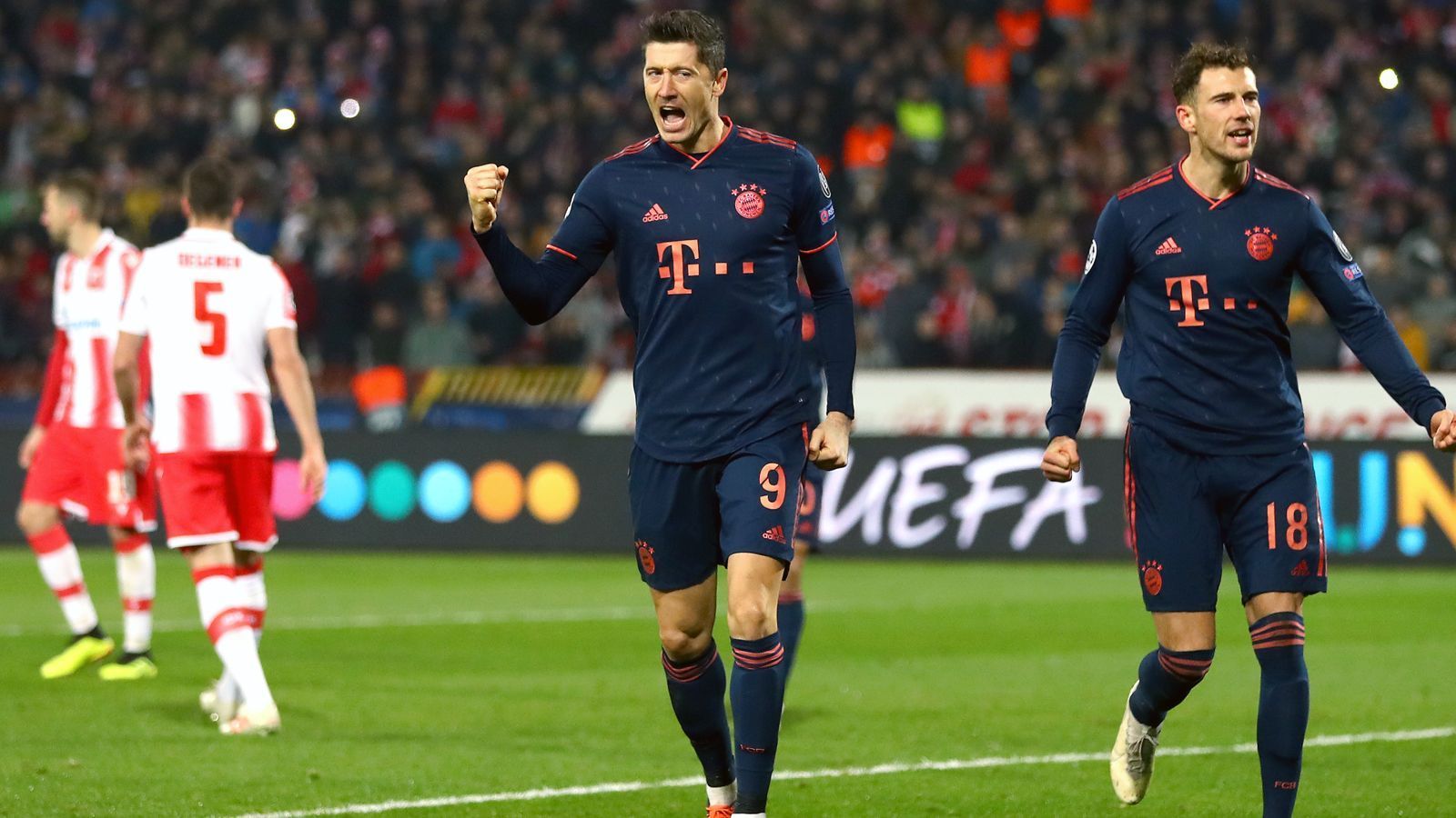 
                <strong>Einzelkritik: Die Noten der Bayern-Stars beim Auftritt in Belgrad</strong><br>
                Angeführt von einem einmal mehr überragenden Robert Lewandowski hat sich der FC Bayern München mit dem fünften Sieg im fünften Spiel zum Gruppensieg in der Champions League geschossen. ran.de benotet die Profis des deutschen Rekordmeisters beim 6:0 bei Roter Stern Belgrad.
              