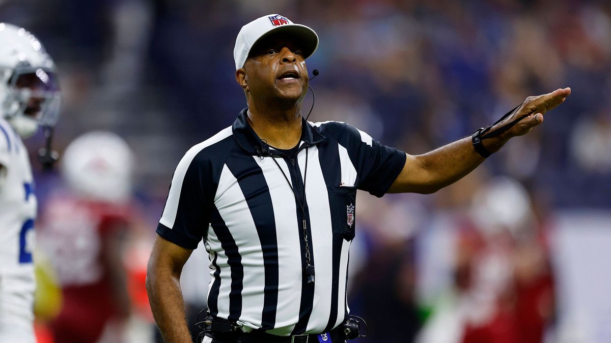 INDIANAPOLIS, IN - AUGUST 17: Referee Adrian Hill (29) during the NFL, American Football Herren, USA Preseason game between the Arizona Cardinals and the Indianapolis Colts on August 17, 2024 at Lu...