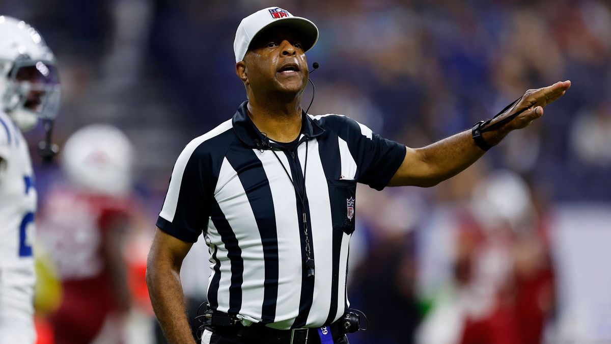 INDIANAPOLIS, IN - AUGUST 17: Referee Adrian Hill (29) during the NFL, American Football Herren, USA Preseason game between the Arizona Cardinals and the Indianapolis Colts on August 17, 2024 at Lu...