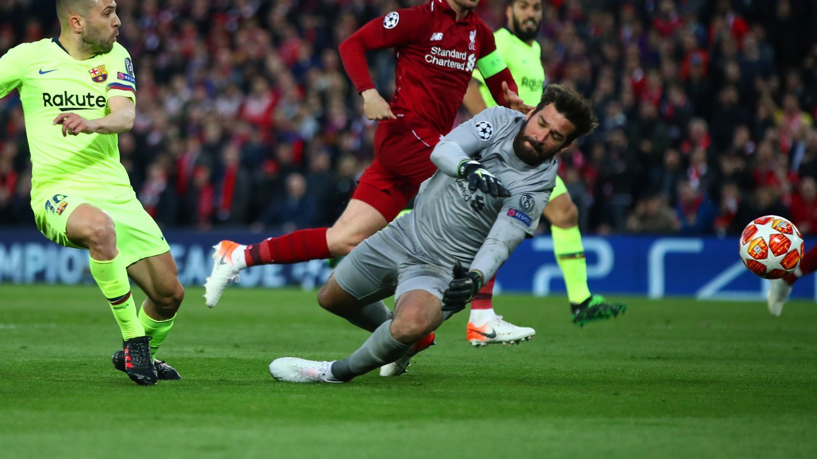 
                <strong>Alisson Becker</strong><br>
                Pariert in der 14. Minute erstmals stark gegen Messi, als er dessen Fernschuss reflexartig über die Latte lenkt.  Auch gegen Coutinho (17.) zur Stelle. Starker Rückhalt in Barcelonas Sturm- und Drangphase und kurz vor der Pause erneut stark gegen Messi. Auch in der zweiten Halbzeit ist der Brasilianer auf seinem Posten. ran-Note: 1
              