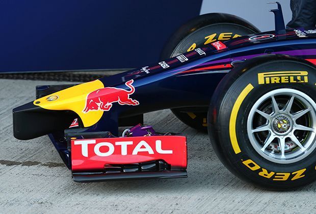 
                <strong>Red Bull RB10</strong><br>
                Beim neuen Dienstwagen von Sebastian Vettel hat man sich für das Modell "Bauklotz" entschieden. Wo früher die Nase aufgehört hat, ragt jetzt noch eine schwarz lackierte Spitze hervor.
              