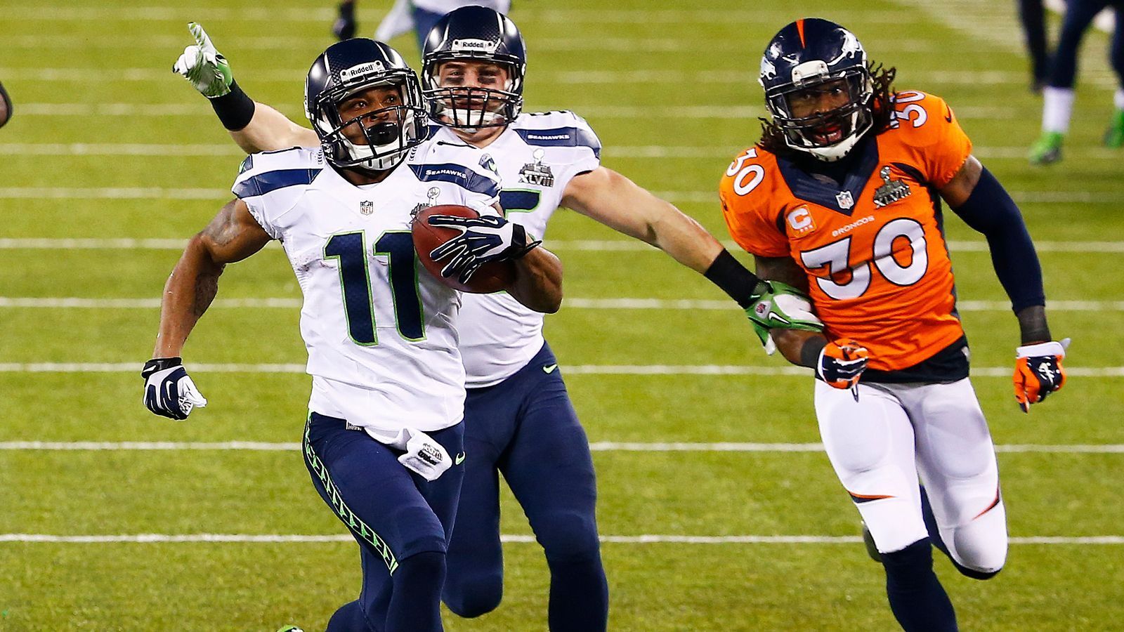 
                <strong>Seattle Seahawks - Percy Harvin</strong><br>
                "Ein Trade, der oft als einer der schlechtesten in der Geschichte der Seattle Seahawks angesehen wird, fand im Jahr 2013 statt. Die Seahawks gaben in diesem Trade ihren Erstrunden-Pick im NFL Draft 2013 sowie weitere Picks ab, um den Wide Receiver Percy Harvin von den Minnesota Vikings zu verpflichten. Der Trade war zu dieser Zeit vielversprechend, da Harvin als explosiver und vielseitiger Spieler galt, der sowohl als Wide Receiver als auch als Kick Returner eine große Bedrohung darstellte. Die Seahawks erhofften sich von ihm, ihre Offensive zu verstärken und den Druck auf ihre Konkurrenten zu erhöhen. Jedoch erwies sich der Trade letztendlich als enttäuschend und kostspielig. Harvin kämpfte mit Verletzungen und konnte nicht konstante Leistungen abrufen. In der Saison 2013 spielte er nur fünf Spiele für die Seahawks und fing lediglich 22 Pässe. Obwohl er einen wichtigen Kickoff-Return-Touchdown im Super Bowl XLVIII erzielte, war seine Produktivität insgesamt gering. Zudem gab es Berichte über Konflikte mit Teamkollegen und Uneinigkeit mit dem Trainerstab. Nach der Saison 2013 tradeten die Seahawks Harvin zu den New York Jets, was bedeutete, dass sie nur eine Saison mit begrenzter Produktion von ihm hatten und ihre wertvollen Draft-Picks opferten. Der Trade wurde allgemein als Fehlschlag angesehen und als ein Beispiel dafür, wie eine große Investition nicht die erwarteten Ergebnisse lieferte."
              