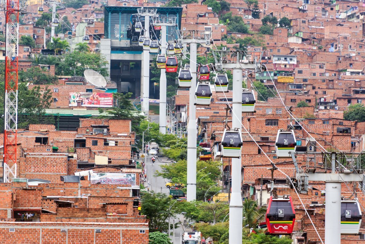 Die 5 Seilbahnlinien der Metrocable verbinden verschiedene Stadtteile in Medellin miteinander. Sie fahren auch über die Favelas. Die sechste soll noch 2020 in Betrieb gehen. 2004 startete die erste Gondel und seitdem transportieren die Seilbahnen täglich rund 30.000 Menschen.