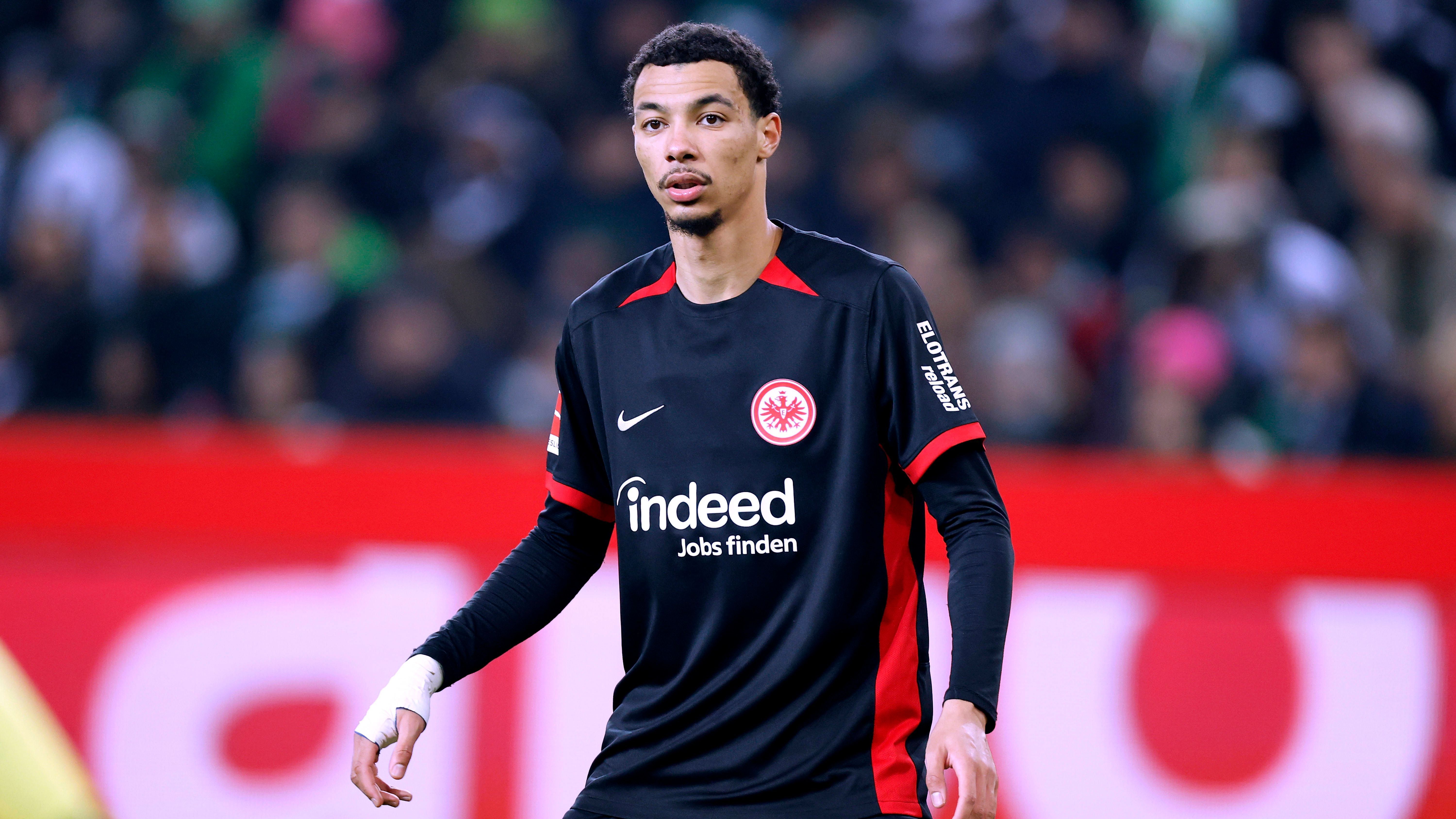 <strong>Hugo Ekitike (Eintracht Frankfurt)</strong><br>Wird Hugo Ekitike bei Eintracht Frankfurt der nächste Omar Marmoush? In Sachen Ablöse ist das gut möglich, denn wie die "Bild" berichtet, liegt sein Preisschild bereits jetzt bei 80 Millionen Euro.  Sein Vertrag in Frankfurt läuft bis 2029, und wie es heißt, sieht der Plan mit dem Stürmer vor, dass er noch eine Saison, also bis 2026, bei den Hessen spielt. In dieser Spielzeit steht er in der Liga bei zwölf Toren und drei Vorlagen.