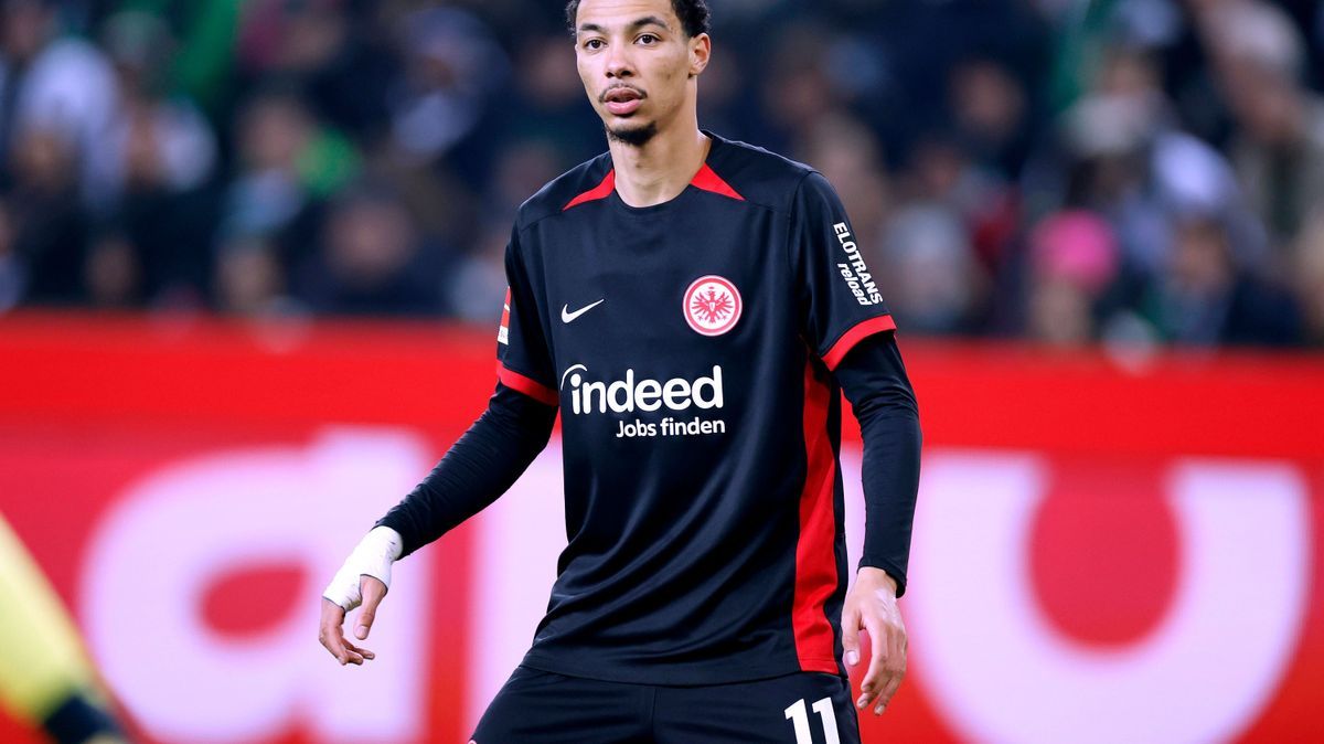 ETIKITE Hugo Team Eintracht Frankfurt DFL Bundesliga Saison 2024 - 2025 Spiel Borussia Moenchengladbach - BVB 1 : 1 am 08. 02. 2025 in Moenchengladbach DFL REGULATIONS PROHIBIT ANY USE OF PHOTOGRAP...