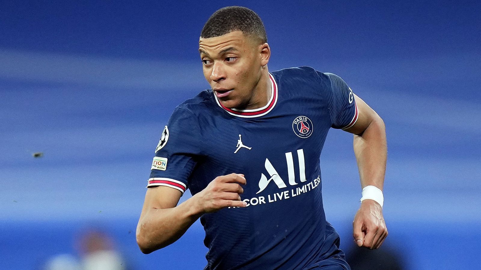 
                <strong>Platz 1: Kylian Mbappe (Paris Saint-Germain)</strong><br>
                Verdienst: 1.160.000 Euro pro Woche
              