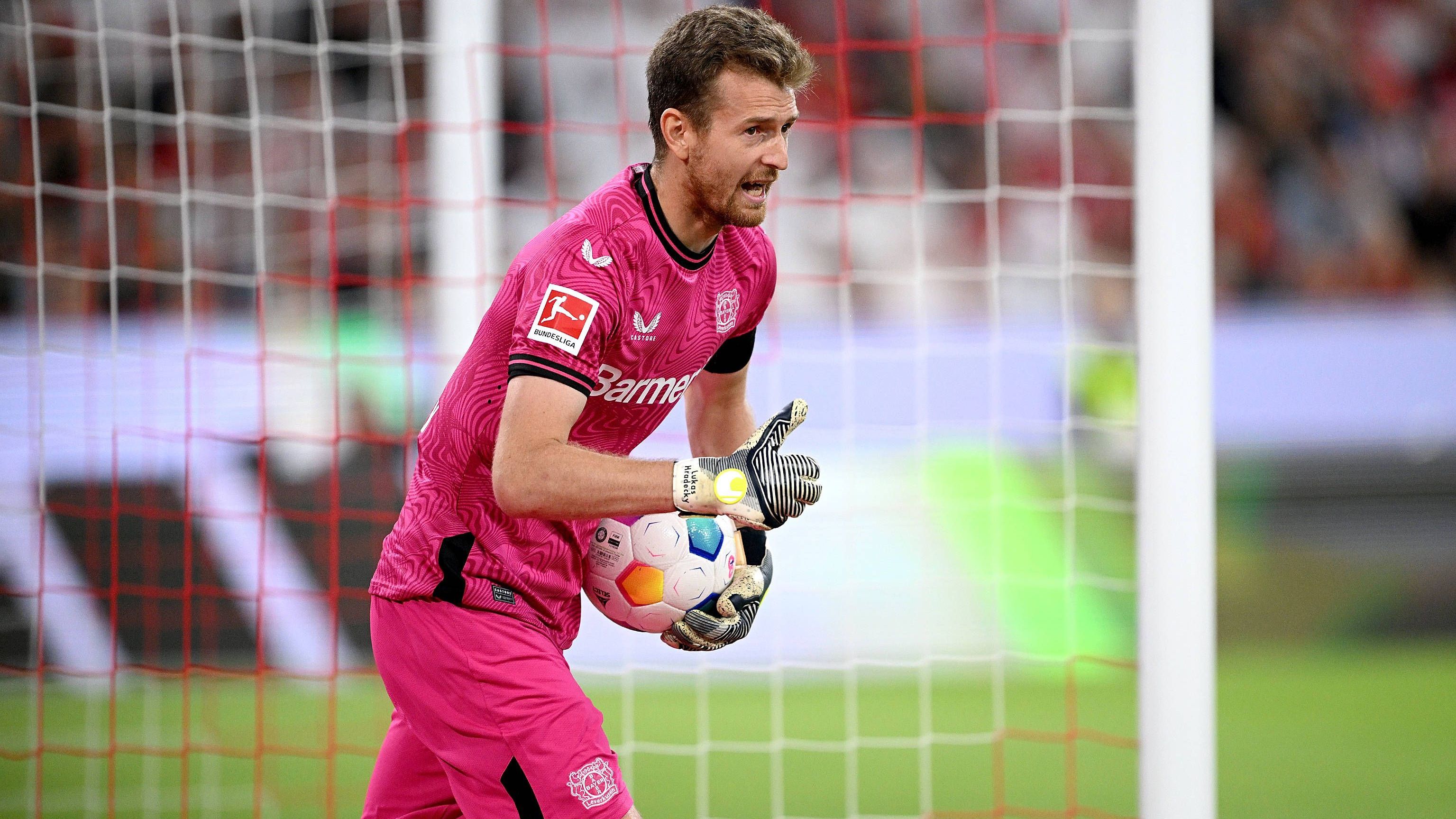 <strong>Lukas Hradecky</strong><br>Er erlebt in der Allianz Arena einen überragenden Abend. Nach dem frühen Gegentor, bei dem ihn keine Schuld trifft, blüht der Finne auf. Mit zahlreichen Paraden hält der Routinier sein Team beim Stand von 0:1 und später 1:1 überragend im Spiel. Letztlich ist Hradecky aber auch beim 1:2 chancenlos und damit bringt seine Topleistung nur einen Punkt für Bayer. <strong><em>ran</em>-Note: 2</strong>