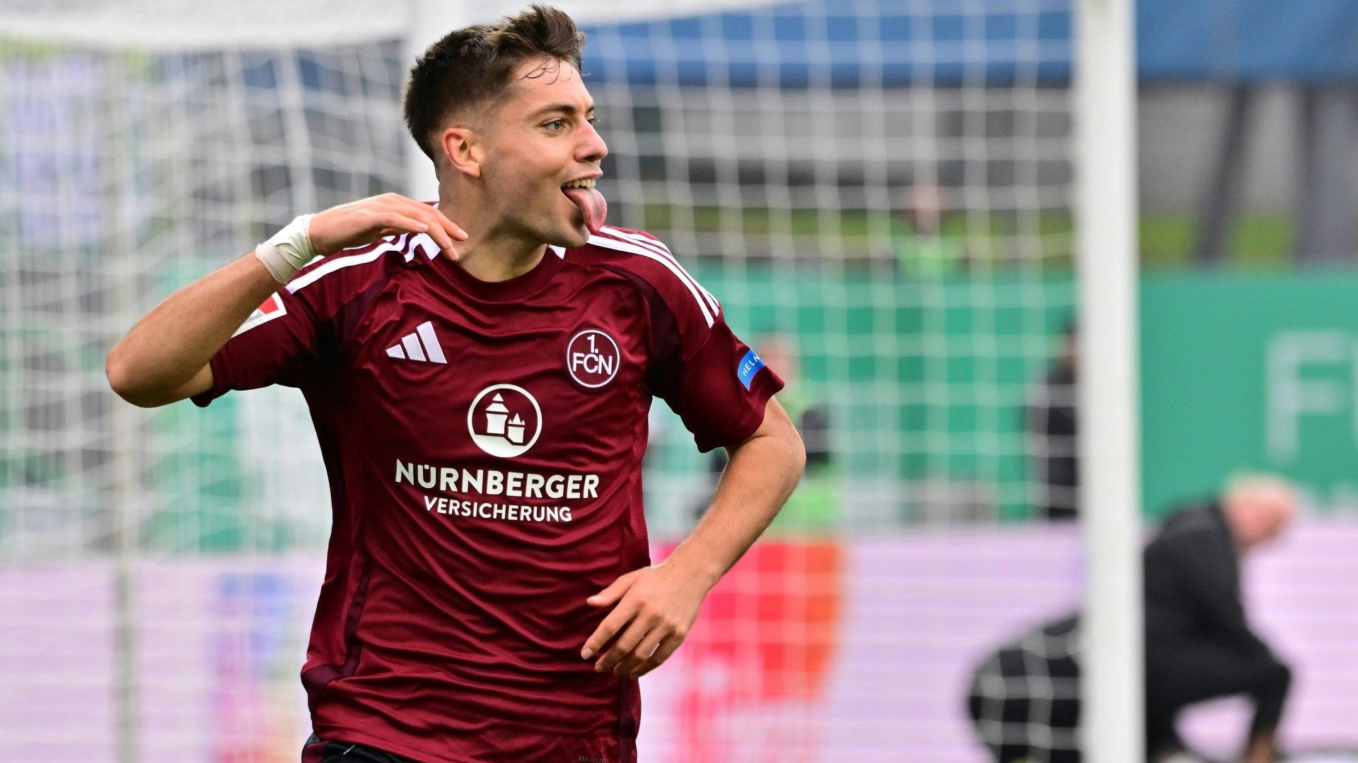 <strong>Stefanos Tzimas (1. FC Nürnberg)</strong><br>Knapp 30 Millionen Euro für einen Zweitliga-Profi? Laut dem englischen Online-Portal "Anfield Watch" will der FC Liverpool eben diese Summe (25 Millionen Pfund) für Stefanos Tzimas vom 1. FC Nürnberg hinblättern. Demnach wollen die "Reds" den 19-jährigen Stürmer noch im Winter verpflichten. Der Grieche ist aktuell nur von PAOK Saloniki an die Franken ausgeliehen. Allerdings soll es eine Kaufoption in Höhe von 18 Millionen Euro geben ...