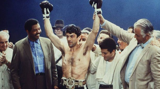 
                <strong>"Raging Bull" (1980)</strong><br>
                "Raging Bull – Wie ein wilder Stier" (1980): Martin Scorseses Meisterwerk wurde von Filmkritikern als einer der besten Filme der 80er Jahre erklärt. Robert De Niro spielt den Boxer Jake LaMotta. Seine Brutalität und einzigartigen Nehmerqualitäten verhelfen LaMotta im Ring zu Weltmeister-Ehren. Außerhalb des Rings zerstört sich "der Wilde Stier" mit seinem Jähzorn und Gewaltbereitschaft selbst. Bei der Verfilmung seines Lebens wirkte LaMotta als Berater mit.
              