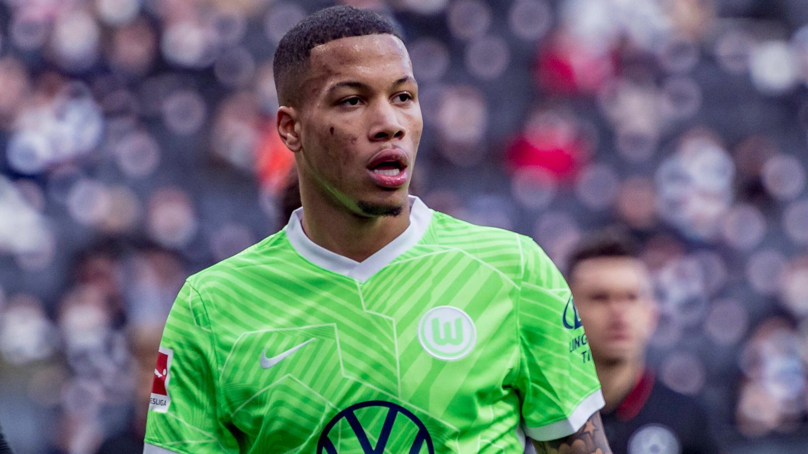 
                <strong>VfL Wolfsburg: Aster Vranckx</strong><br>
                Von 34 möglichen Bundesliga-Spielen stand Aster Vranckx in 24 für die Wolfsburger auf dem Feld. Dabei spielte der 19-jährige Belgier für viele noch unter dem Radar - und das, obwohl der Mittelfeldspieler im vergangenen Jahr von den Wölfen für acht Millionen Euro vom belgischen Erstligisten KV Mechelen verpflichtet wurde. In Belgiens U21 ist Vranckx sogar Kapitän und dürfte in der kommenden Saison mit konstant guten Leistungen seinen Marktwert weiter steigern.
              