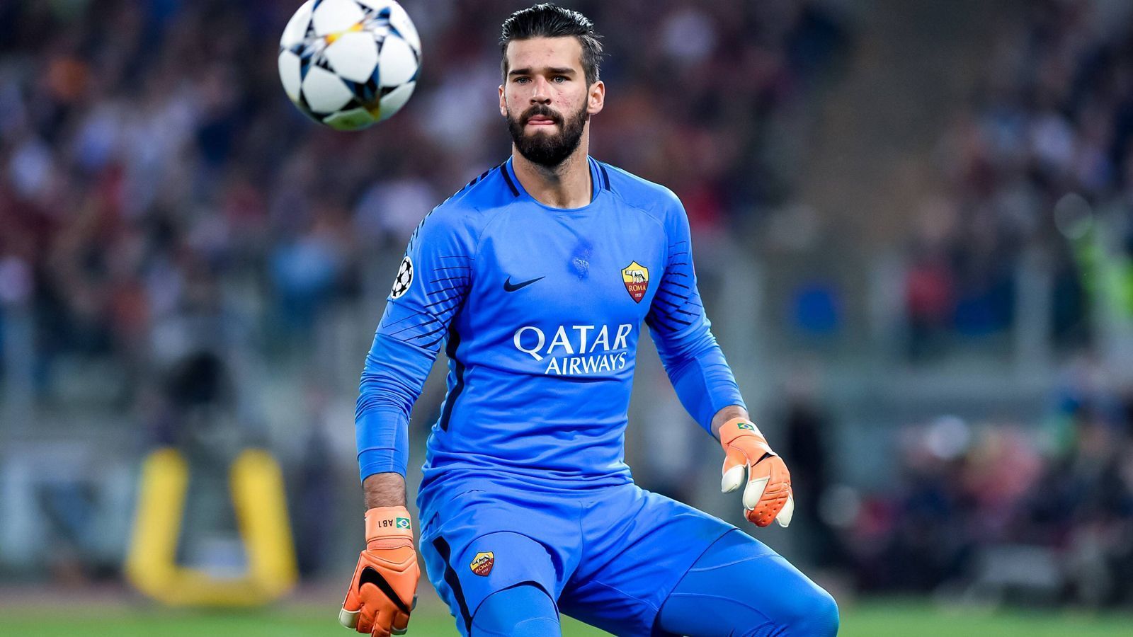 
                <strong>Im UEFA-Team der Saison</strong><br>
                Nachdem Alisson Becker im Sommer 2016 von Porto Alegre zur Roma wechselte, war er ein Jahr lang eigentlich nur Ersatz hinter dem Polen Wojciech Szczesny (mittlerweile Juventus Turin). Erst nach dessen Abgang im Jahr 2017 wurde Becker zur Nummer eins der Roma und entwickelte sich umgehend zum Leistungsträger. Durch seine starken Leistungen auf dem Weg ins Halbfinale der Champions League wurde der 25-Jährige am Ende der Spielzeit 2017/18 ins UEFA-Team der Saison in der Königsklasse gewählt.
              